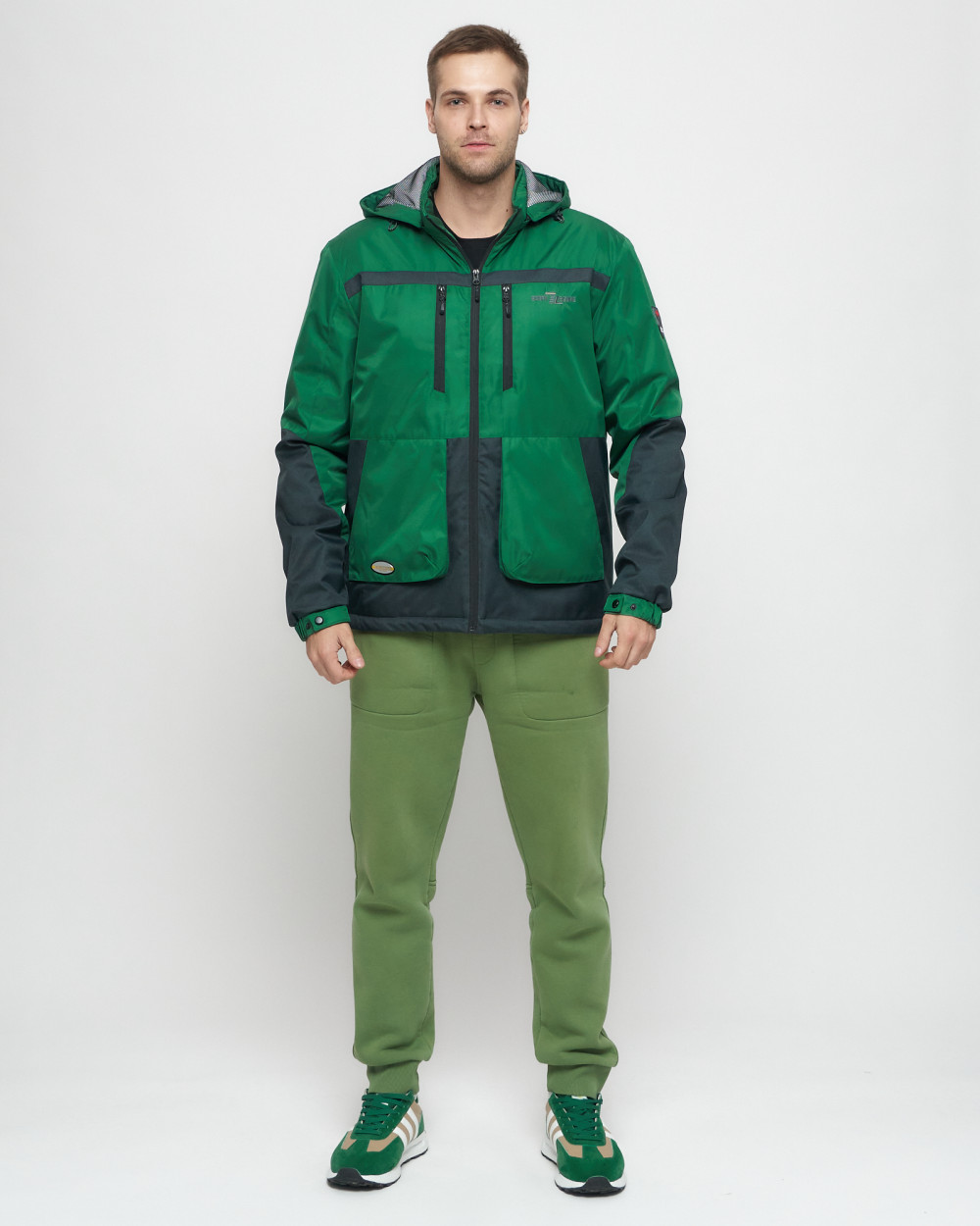 Купить оптом Куртка спортивная мужская с капюшоном зеленого цвета 8815Z в Казани
