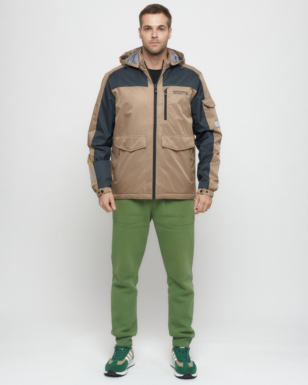 Купить оптом Куртка спортивная мужская с капюшоном бежевого цвета 8816B в Екатеринбурге
