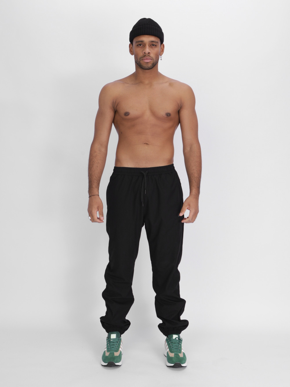 Купить оптом Утепленные спортивные брюки мужские черного цвета 882198Ch в Казани
