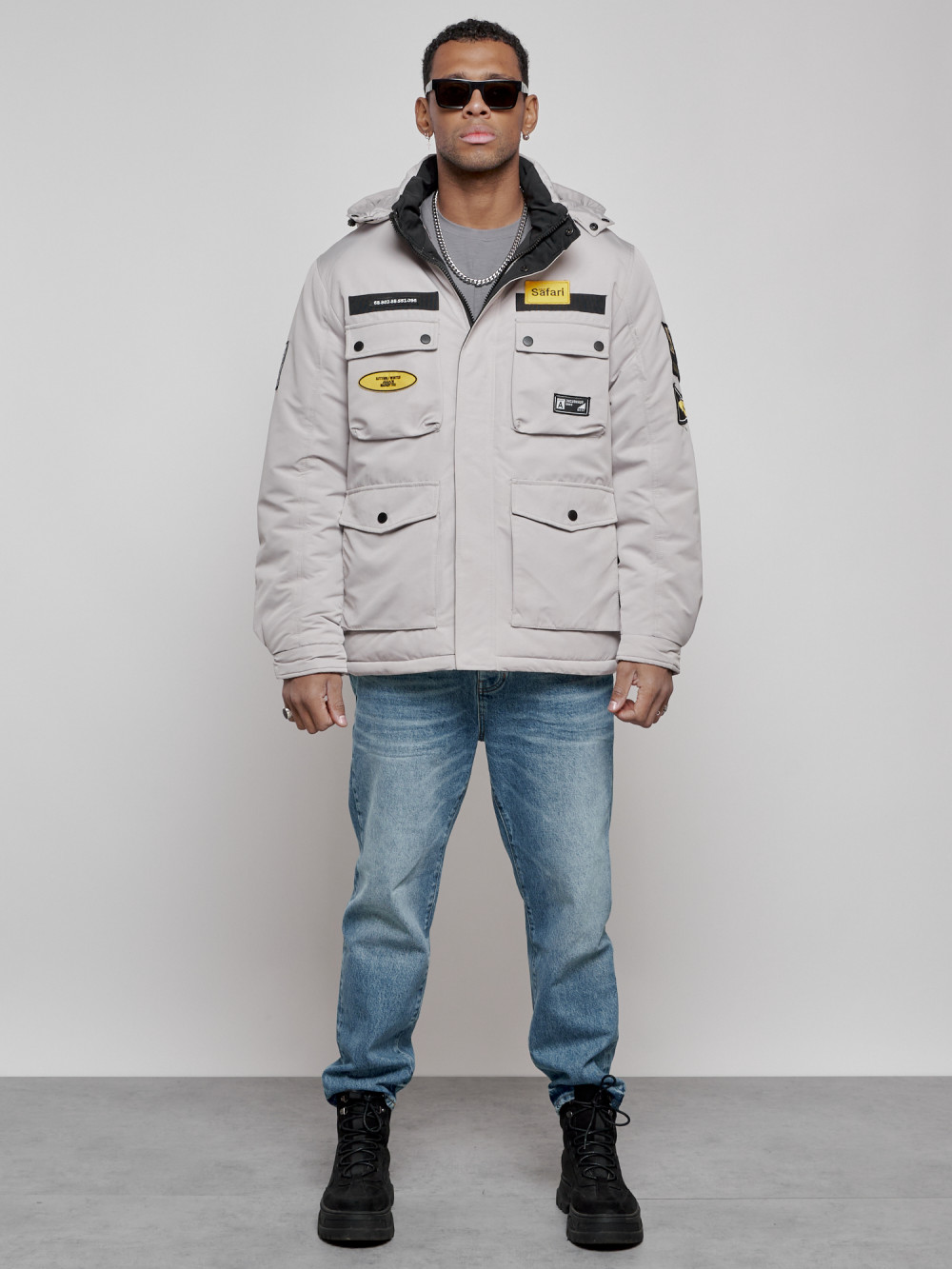 Купить оптом Куртка мужская зимняя с капюшоном молодежная серого цвета 88905Sr в Екатеринбурге