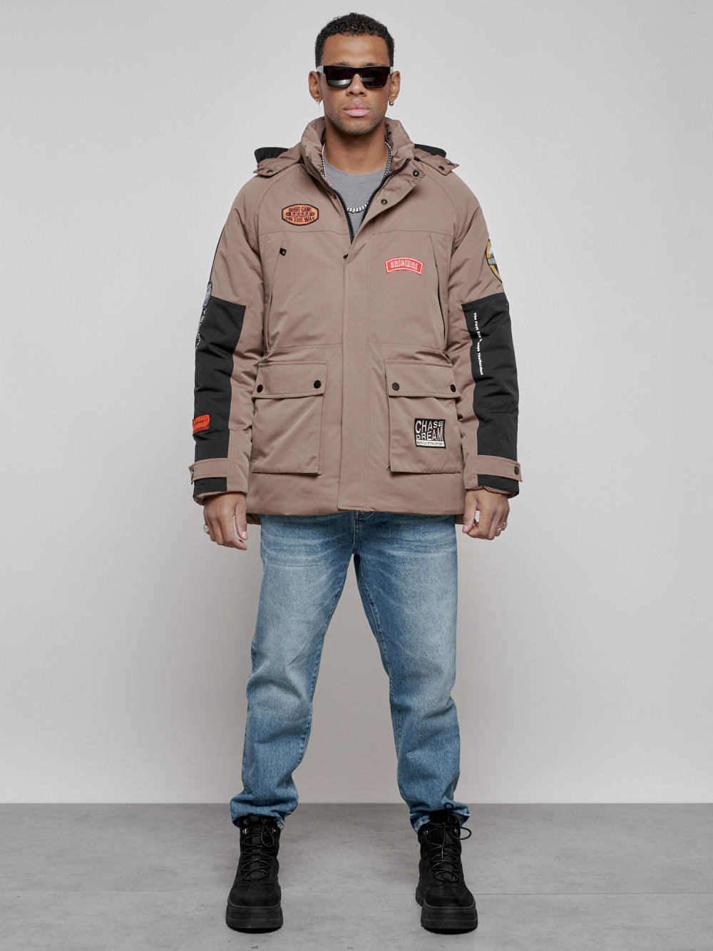 Купить оптом Куртка мужская зимняя с капюшоном молодежная коричневого цвета 88906K в Екатеринбурге