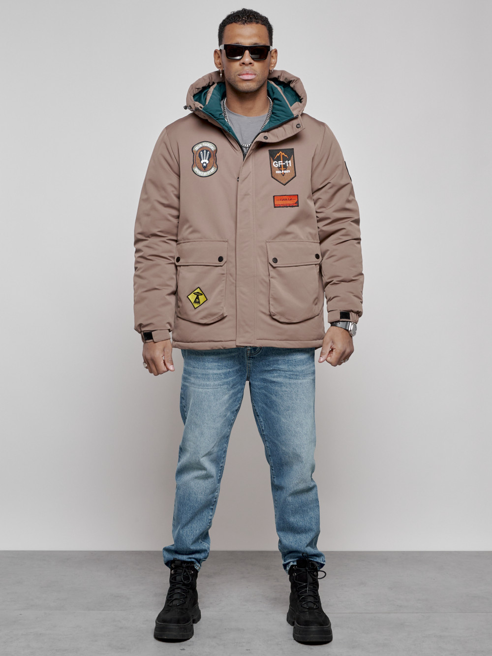 Купить оптом Куртка мужская зимняя с капюшоном молодежная коричневого цвета 88917K в Екатеринбурге