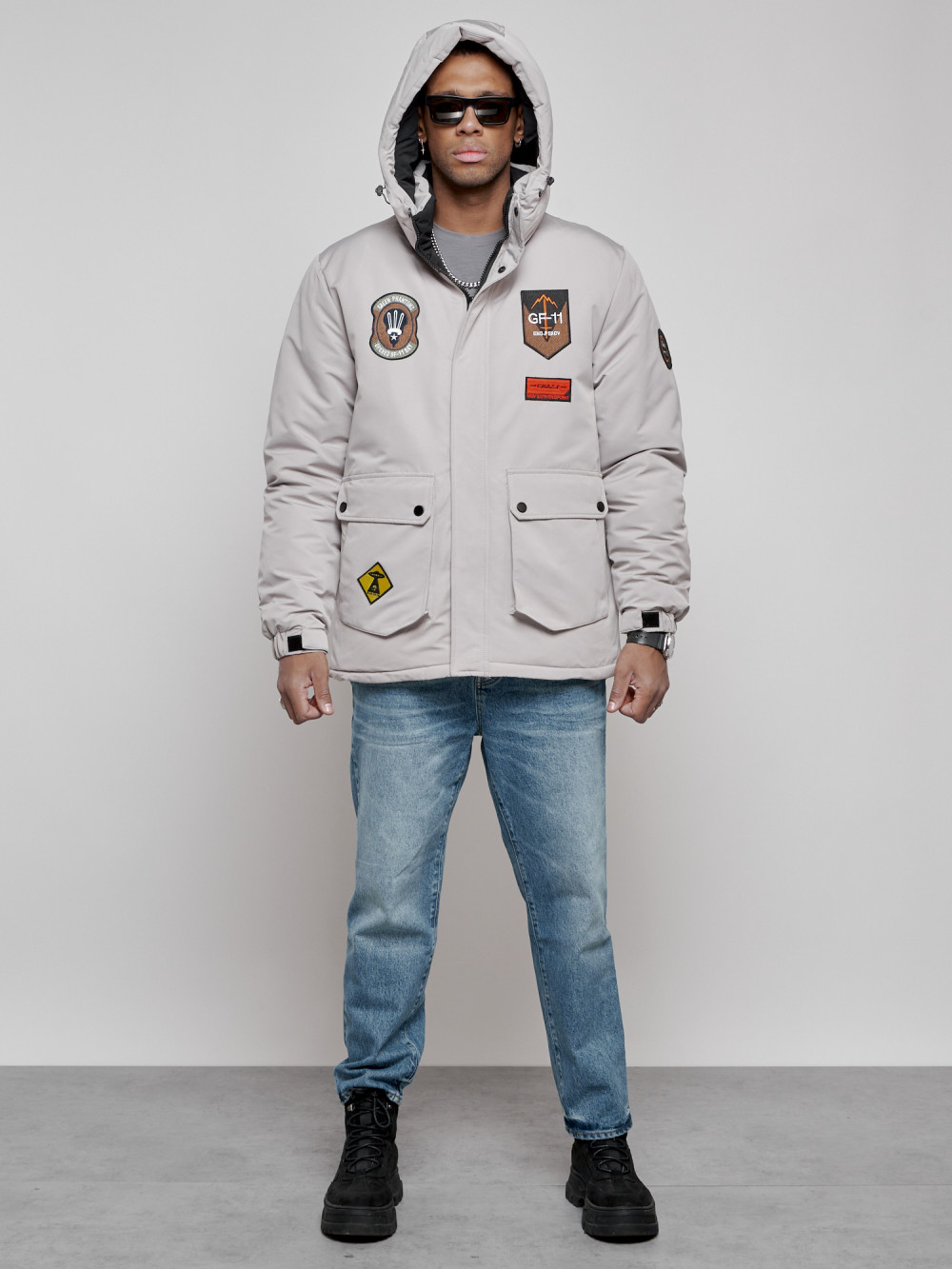 Купить оптом Куртка мужская зимняя с капюшоном молодежная серого цвета 88917Sr в Екатеринбурге