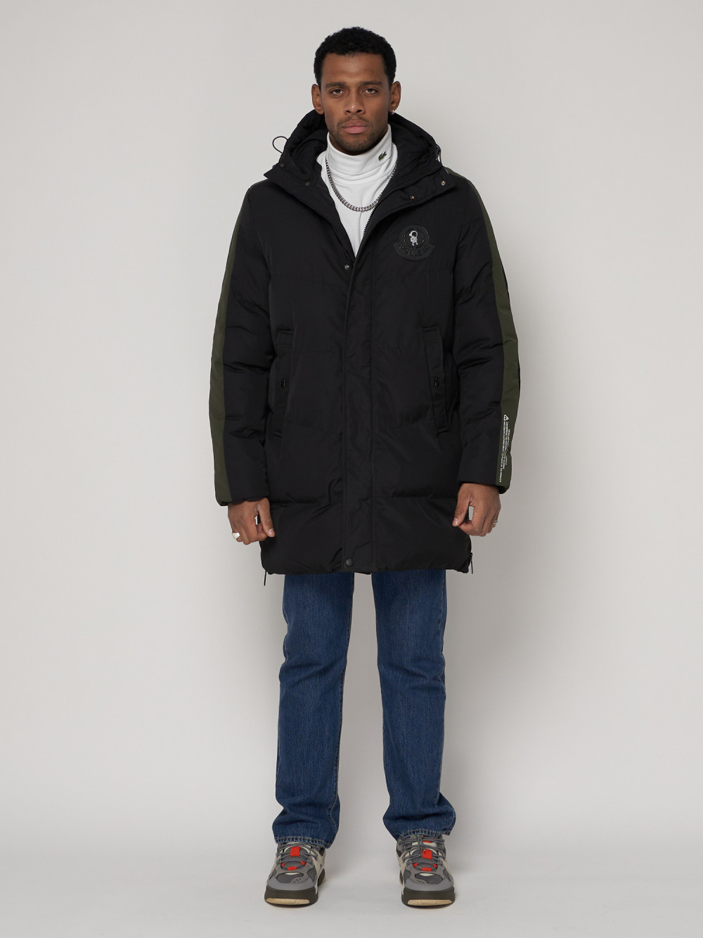 Купить оптом Спортивная молодежная куртка удлиненная мужская черного цвета 90008Ch в Екатеринбурге