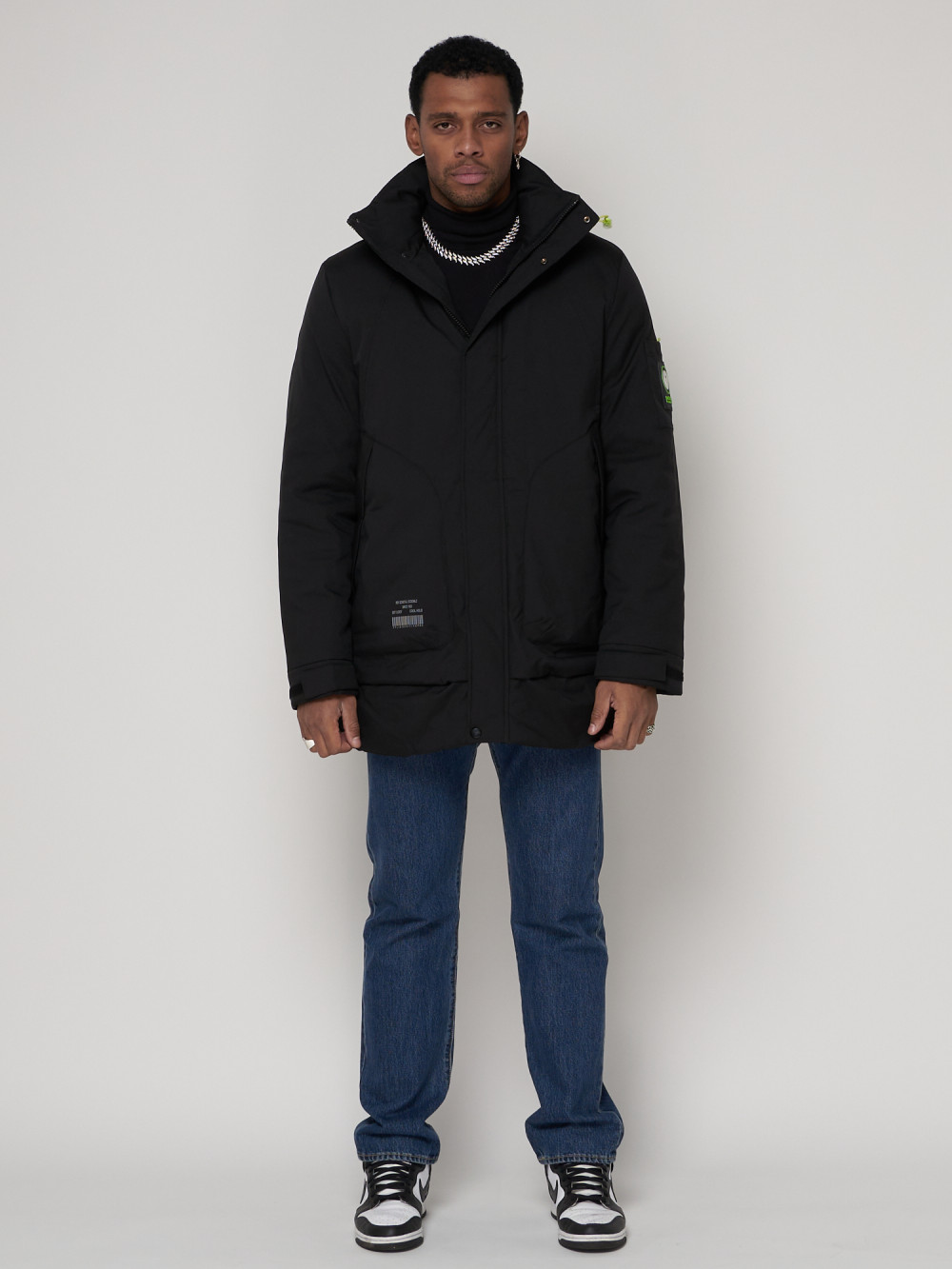 Купить оптом Спортивная молодежная куртка удлиненная мужская черного цвета 90016Ch в Екатеринбурге