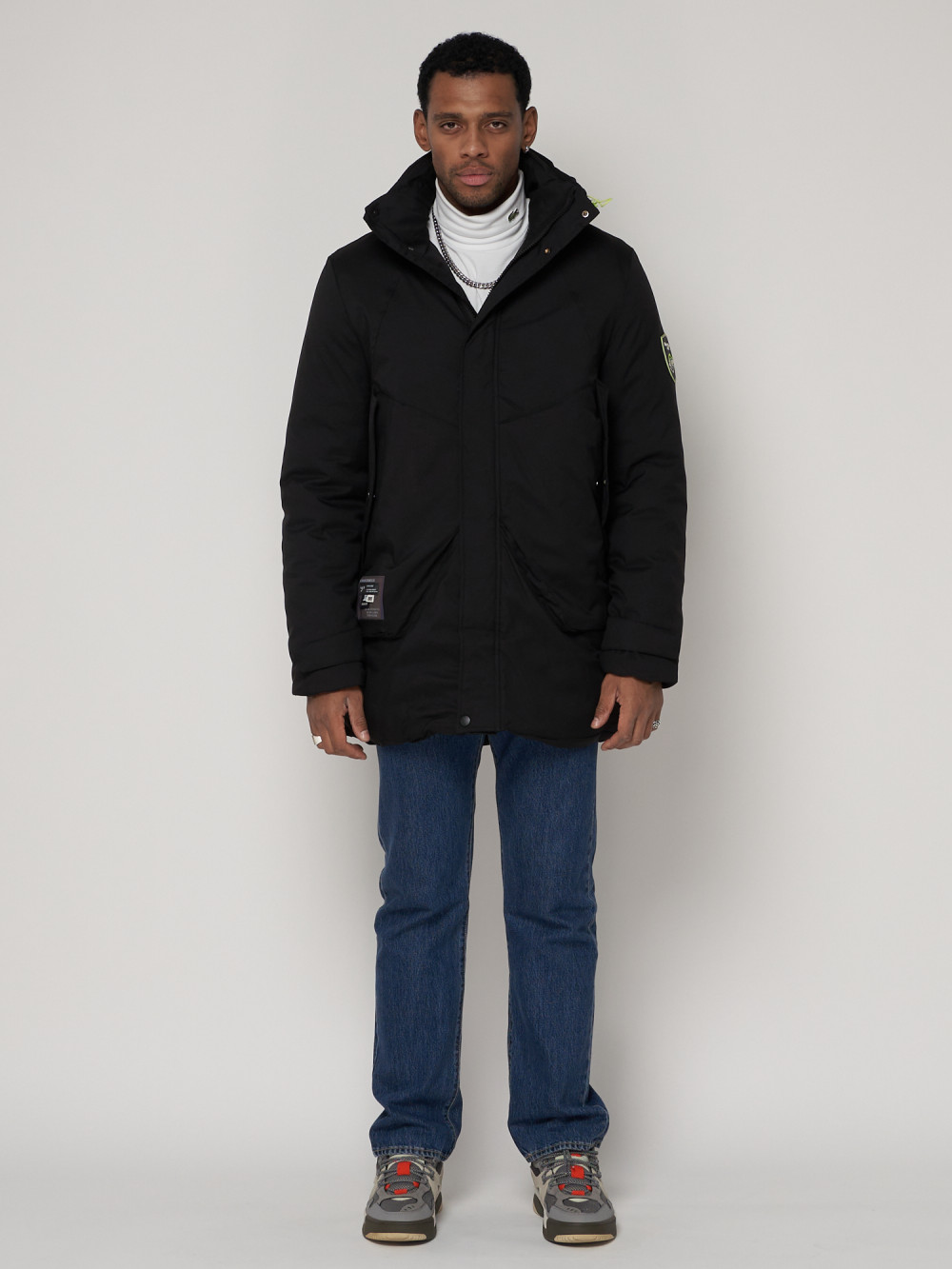 Купить оптом Спортивная молодежная куртка удлиненная мужская черного цвета 90017Ch в Казани
