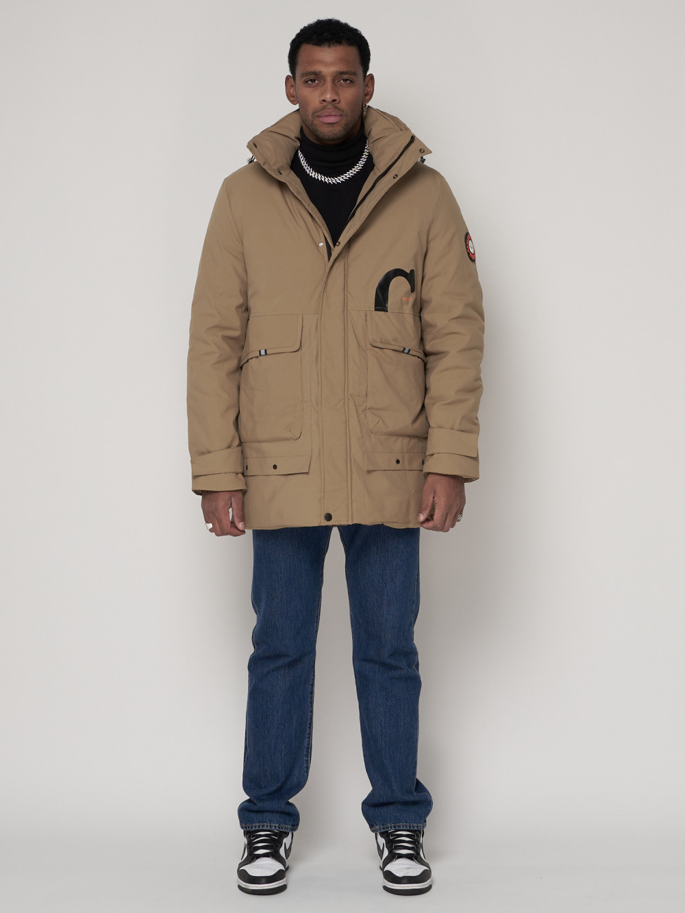 Купить оптом Спортивная молодежная куртка удлиненная мужская бежевого цвета 90020B в Казани