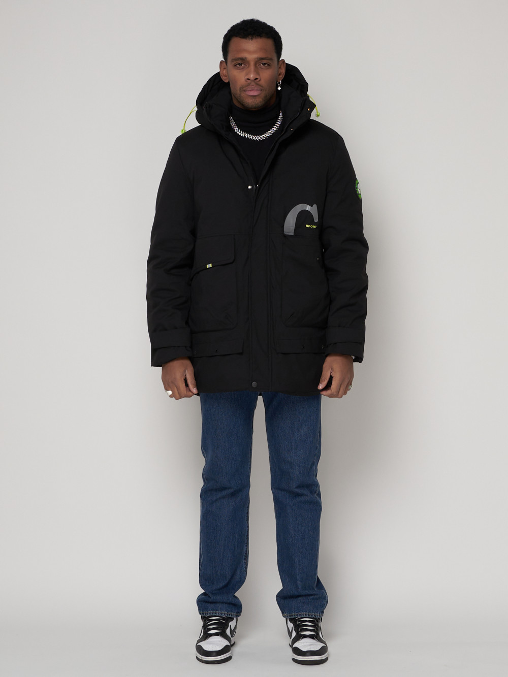 Купить оптом Спортивная молодежная куртка удлиненная мужская черного цвета 90020Ch в Казани