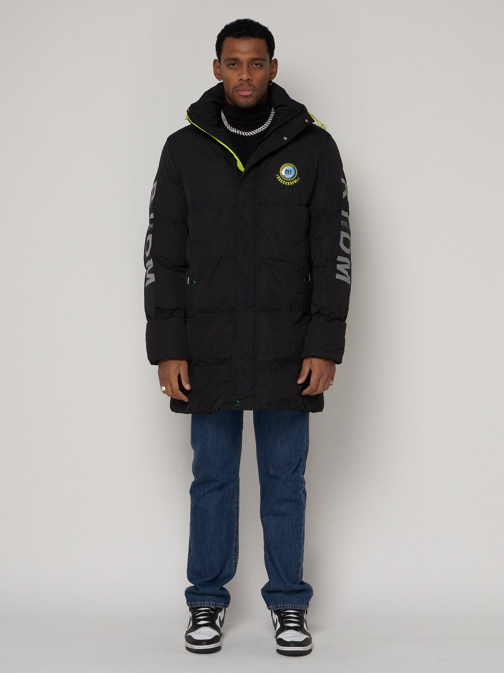 Купить оптом Спортивная молодежная куртка удлиненная мужская черного цвета 9005Ch в Казани