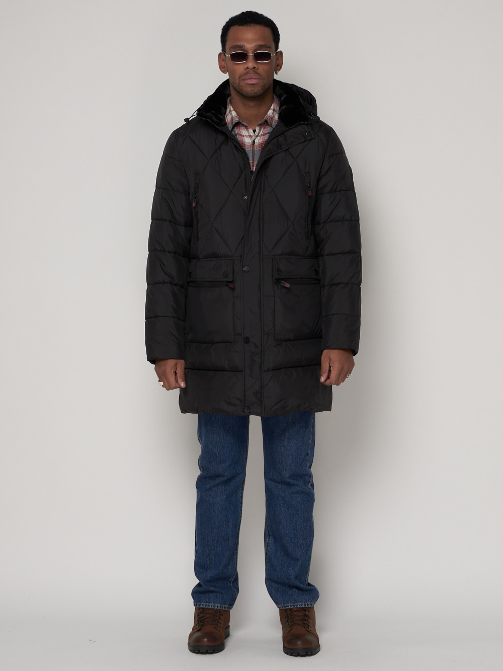 Купить оптом Куртка зимняя мужская классическая стеганная черного цвета 92895Ch в Казани