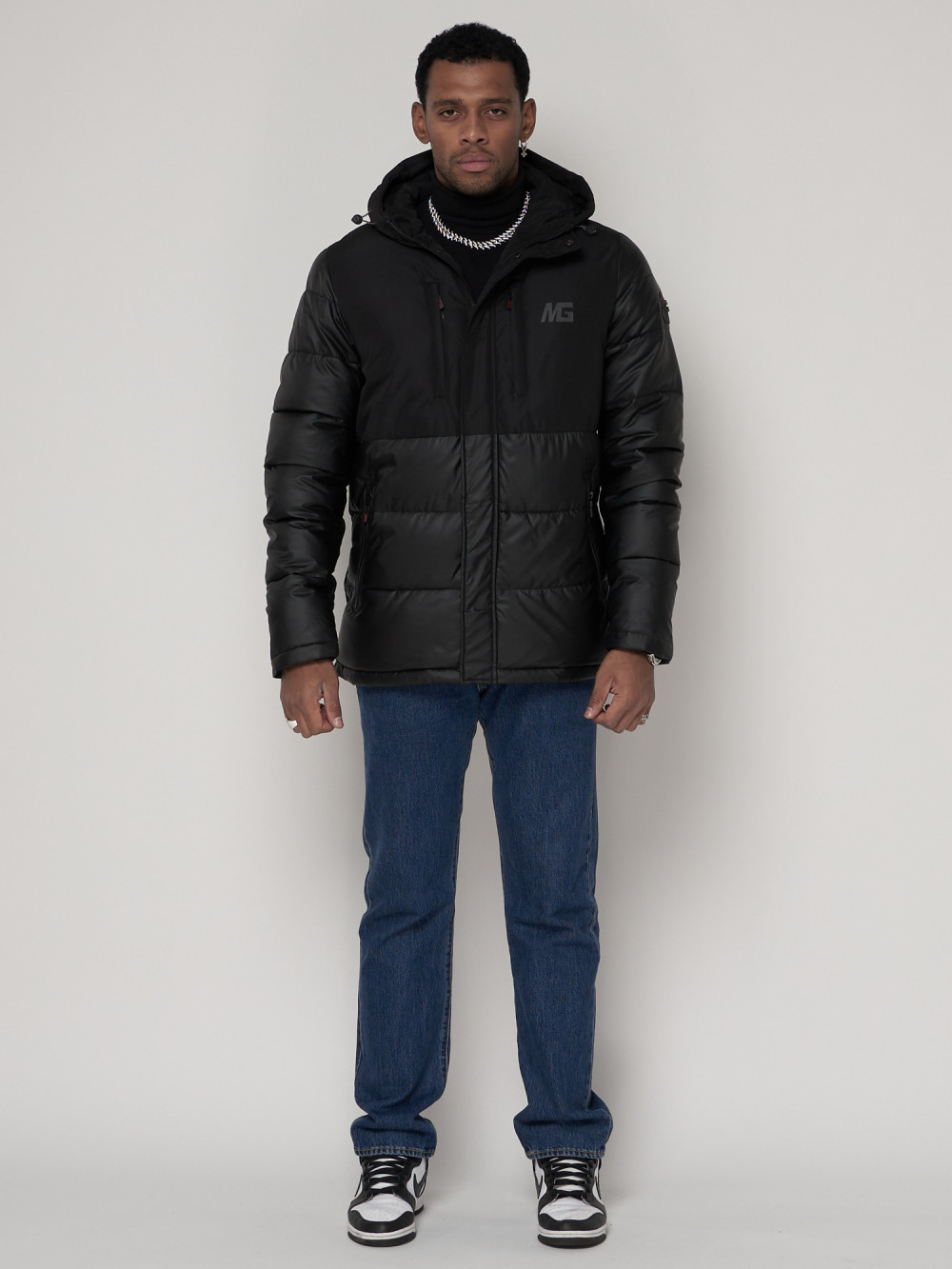 Купить оптом Спортивная молодежная куртка мужская черного цвета 92933Ch в Казани