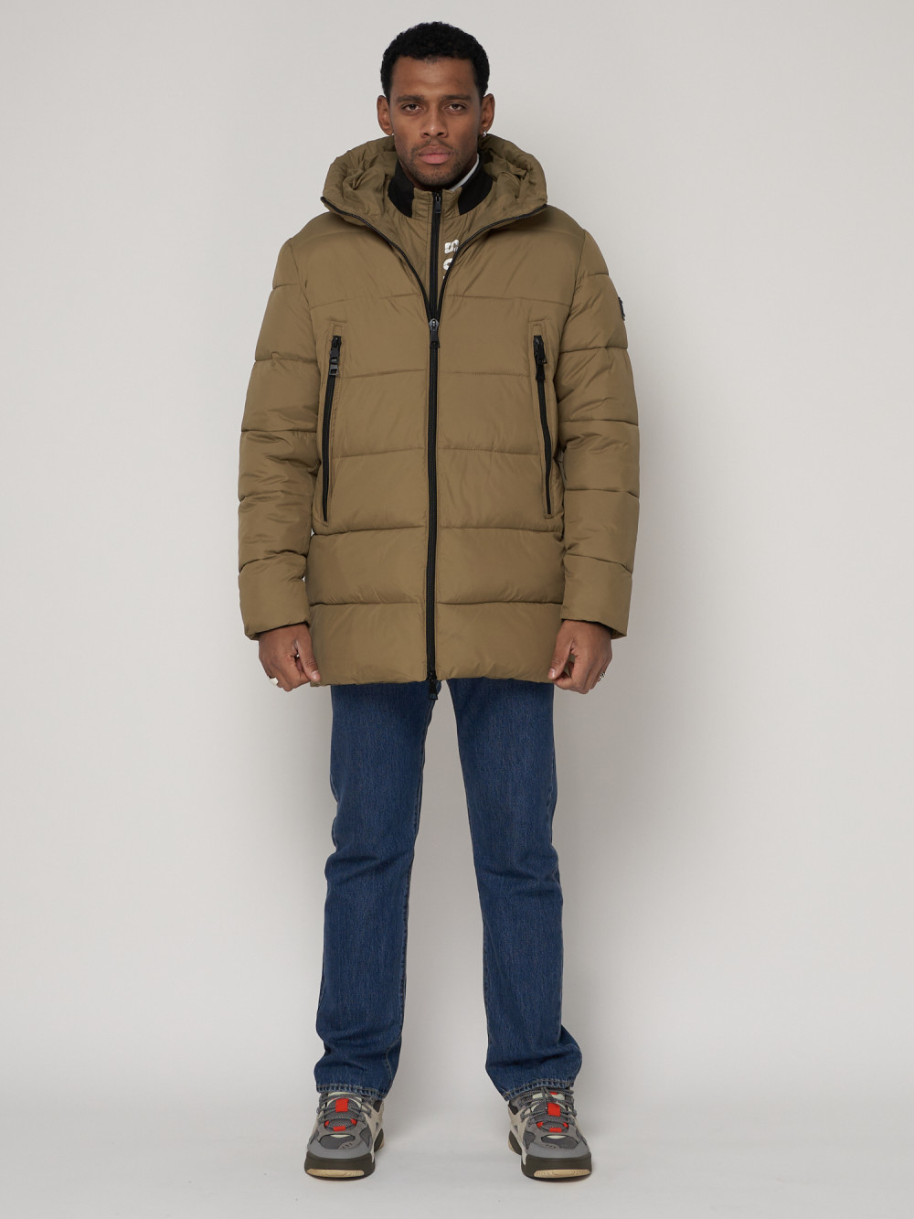Купить оптом Спортивная молодежная куртка удлиненная мужская бежевого цвета 93686B в Казани