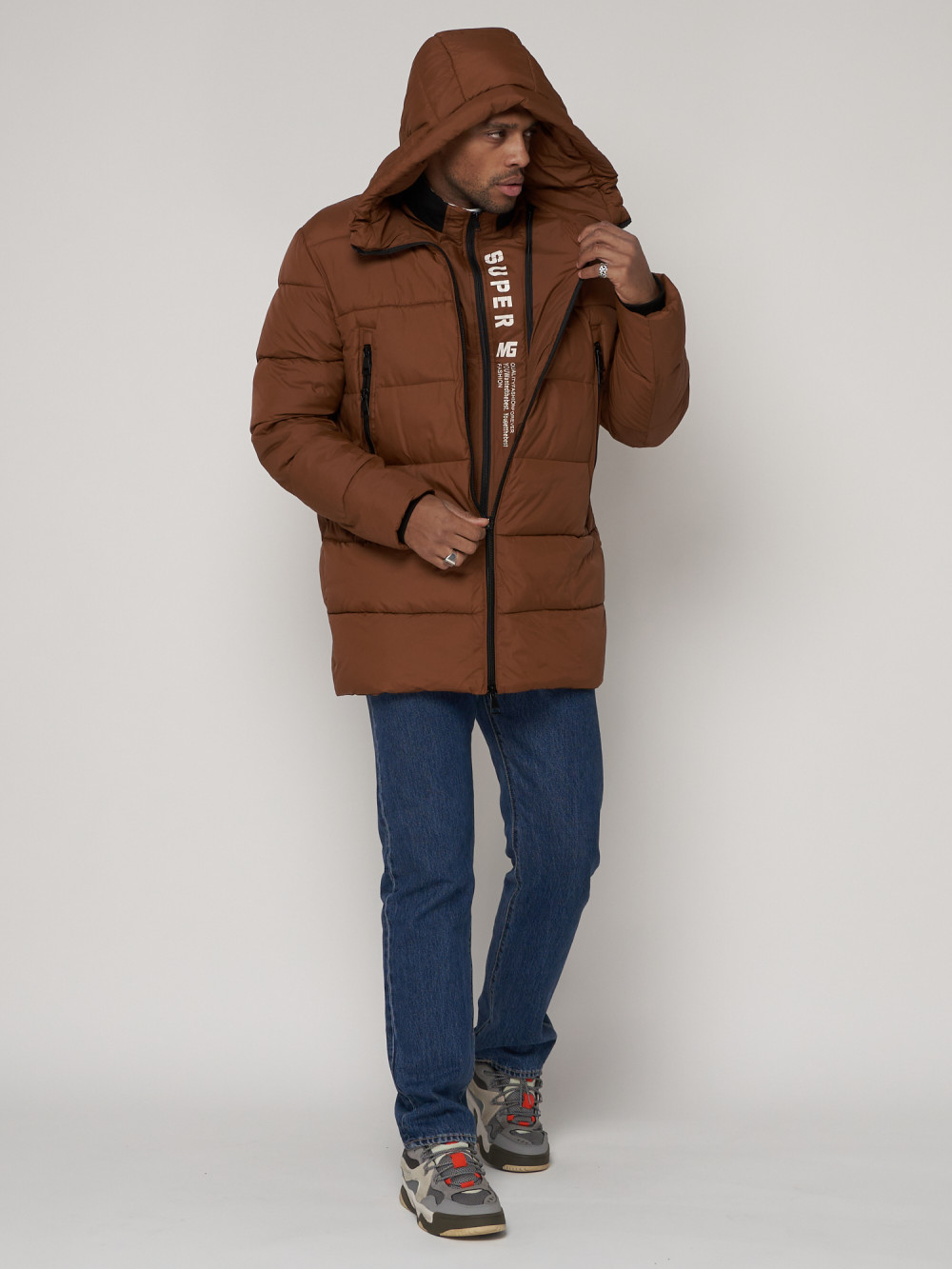 Купить оптом Спортивная молодежная куртка удлиненная мужская коричневого цвета 93686K в Казани