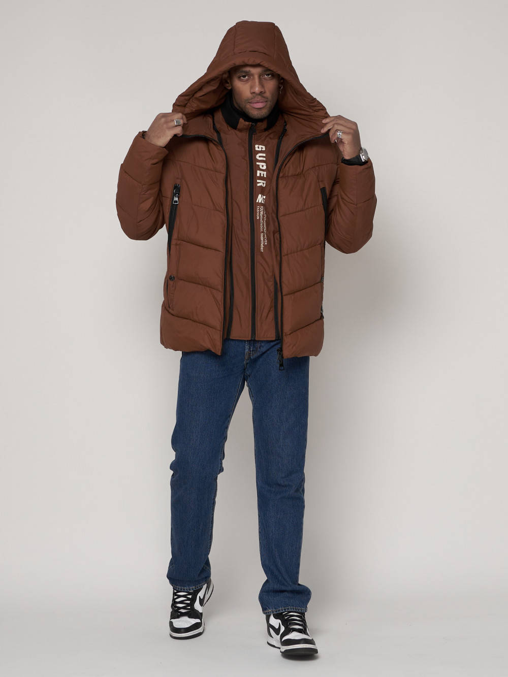 Купить оптом Спортивная молодежная куртка мужская коричневого цвета 93691K в Казани