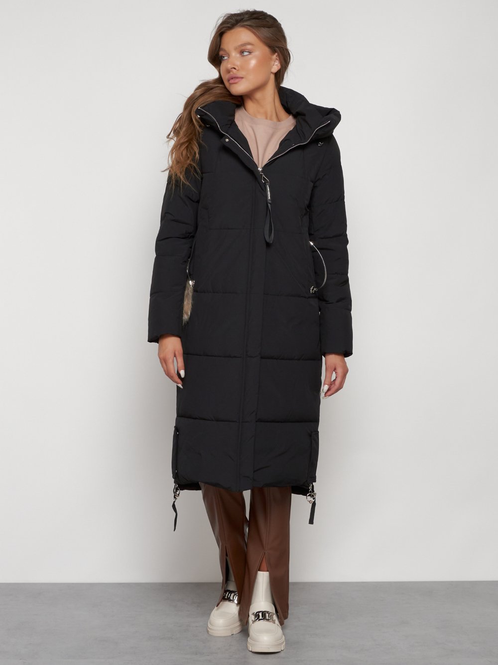 Купить оптом Пальто утепленное с капюшоном зимнее женское черного цвета 132132Ch