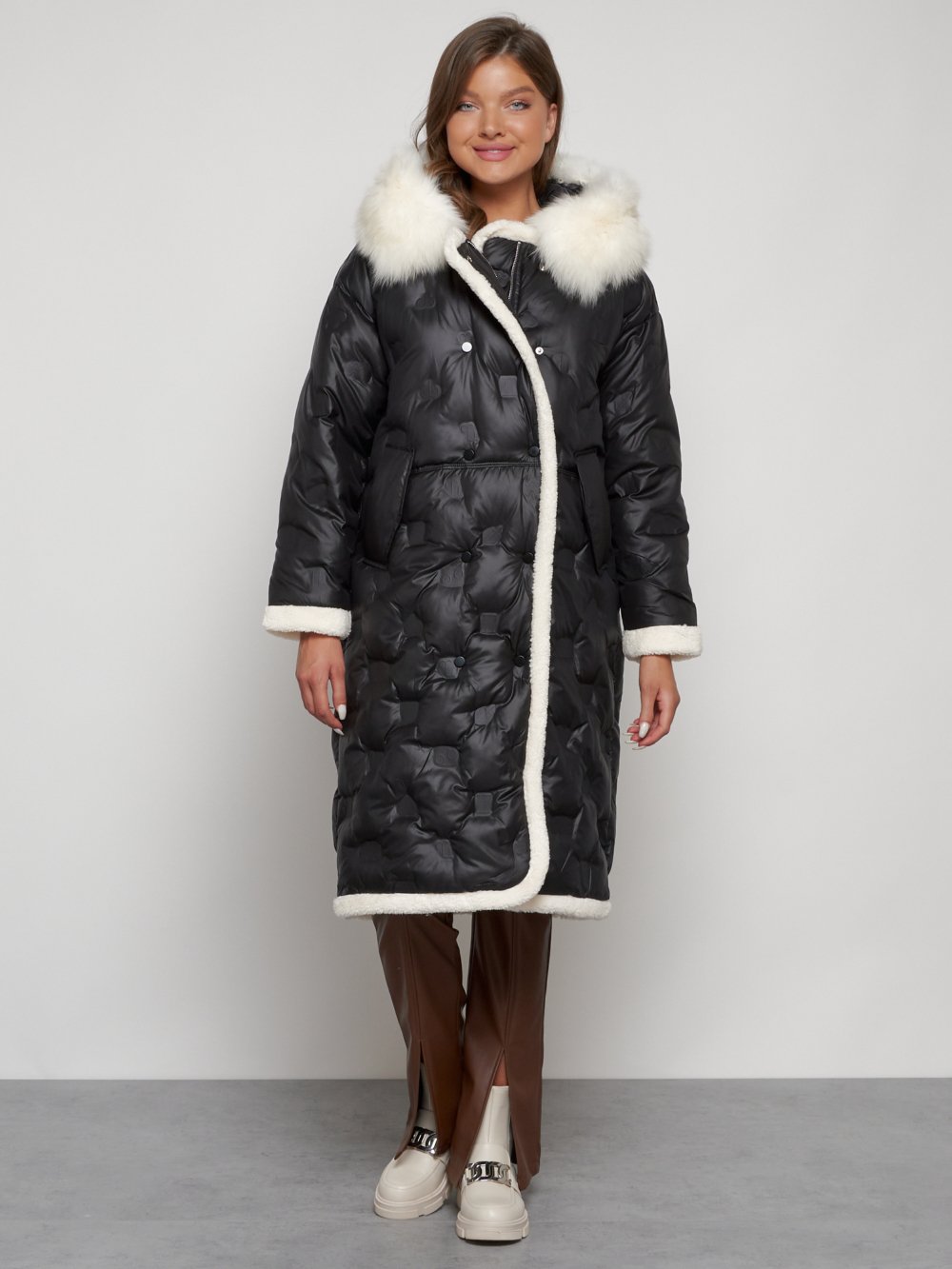 Купить оптом Пальто утепленное с капюшоном зимнее женское черного цвета 132290Ch в Екатеринбурге