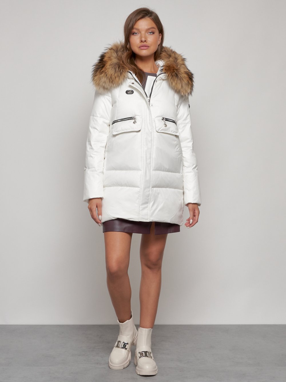 Купить оптом Куртка зимняя женская модная с мехом белого цвета 132298Bl в Казани