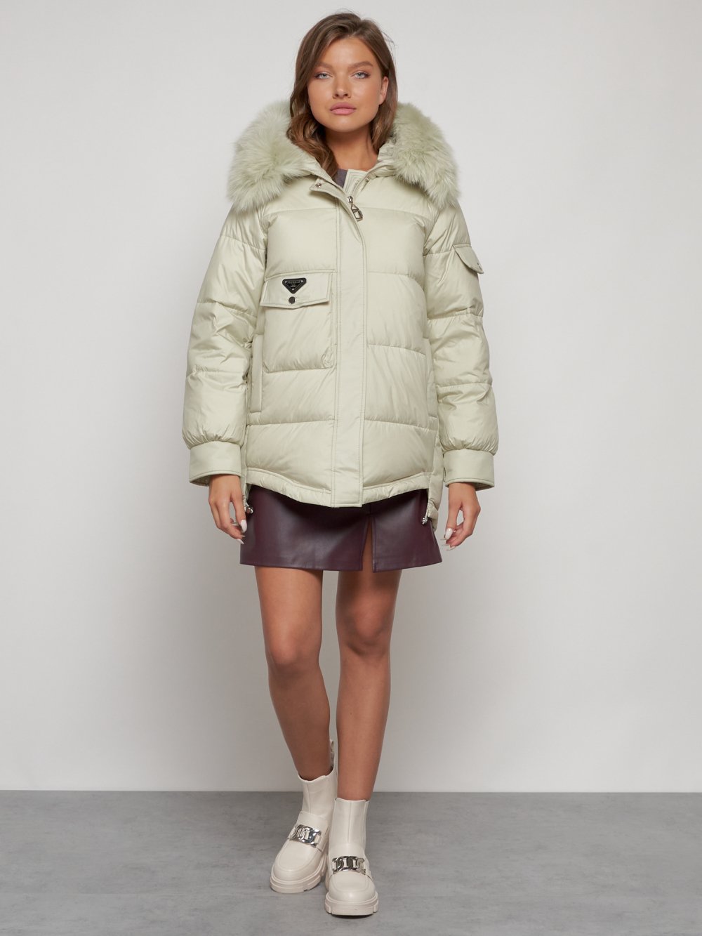 Купить оптом Куртка зимняя женская модная с мехом светло-зеленого цвета 13301ZS в Екатеринбурге