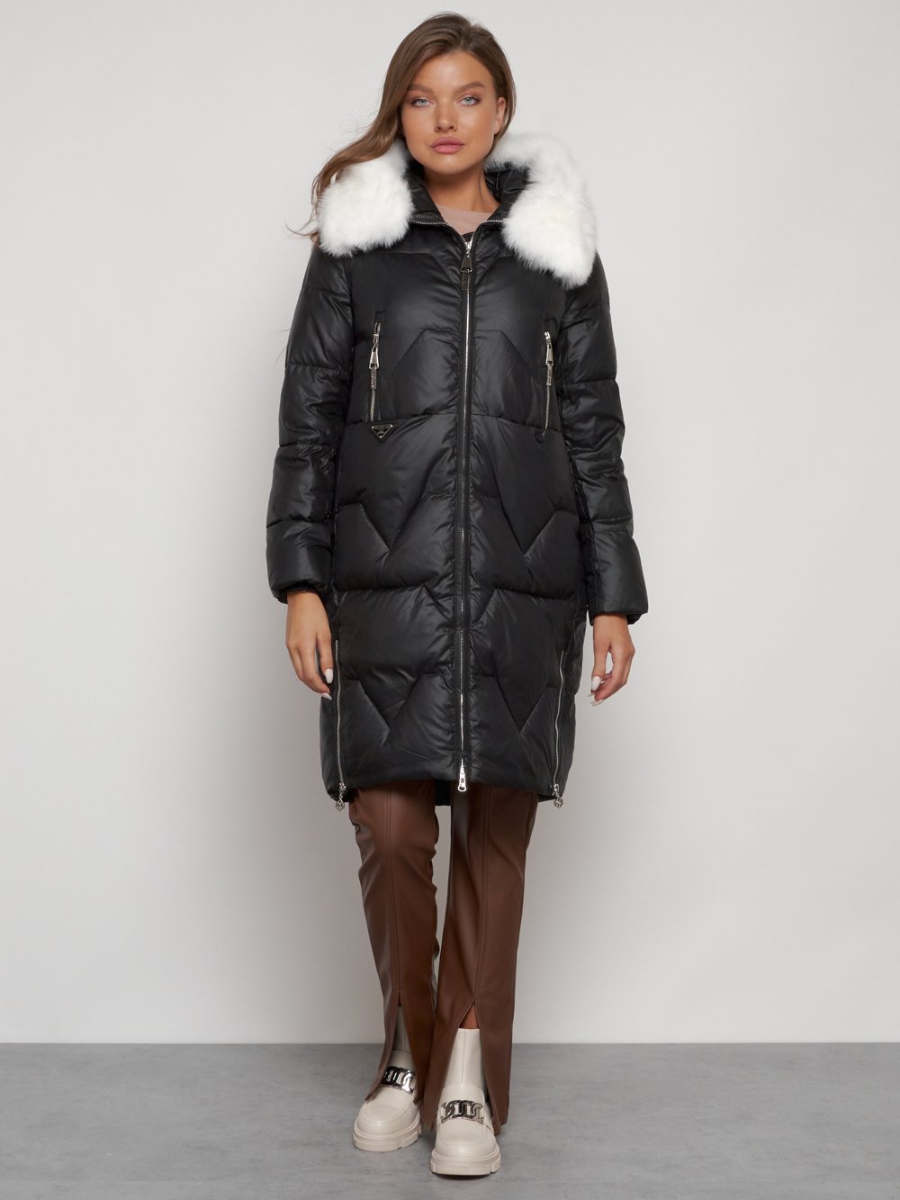 Купить оптом Пальто утепленное с капюшоном зимнее женское черного цвета 13305Ch