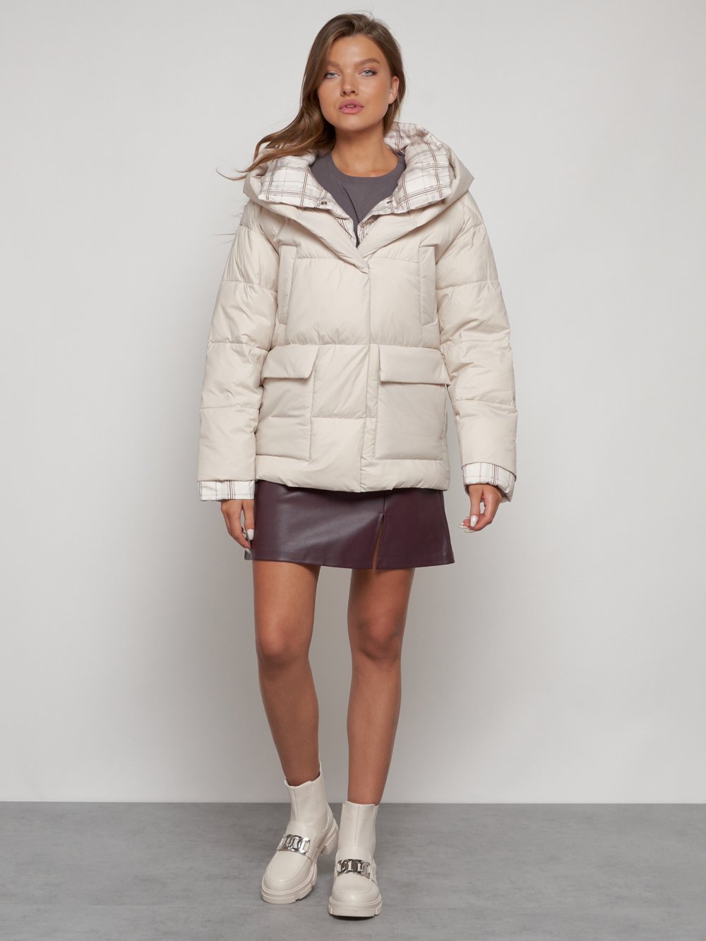Купить оптом Зимняя женская куртка модная с капюшоном бежевого цвета 133105B в Екатеринбурге
