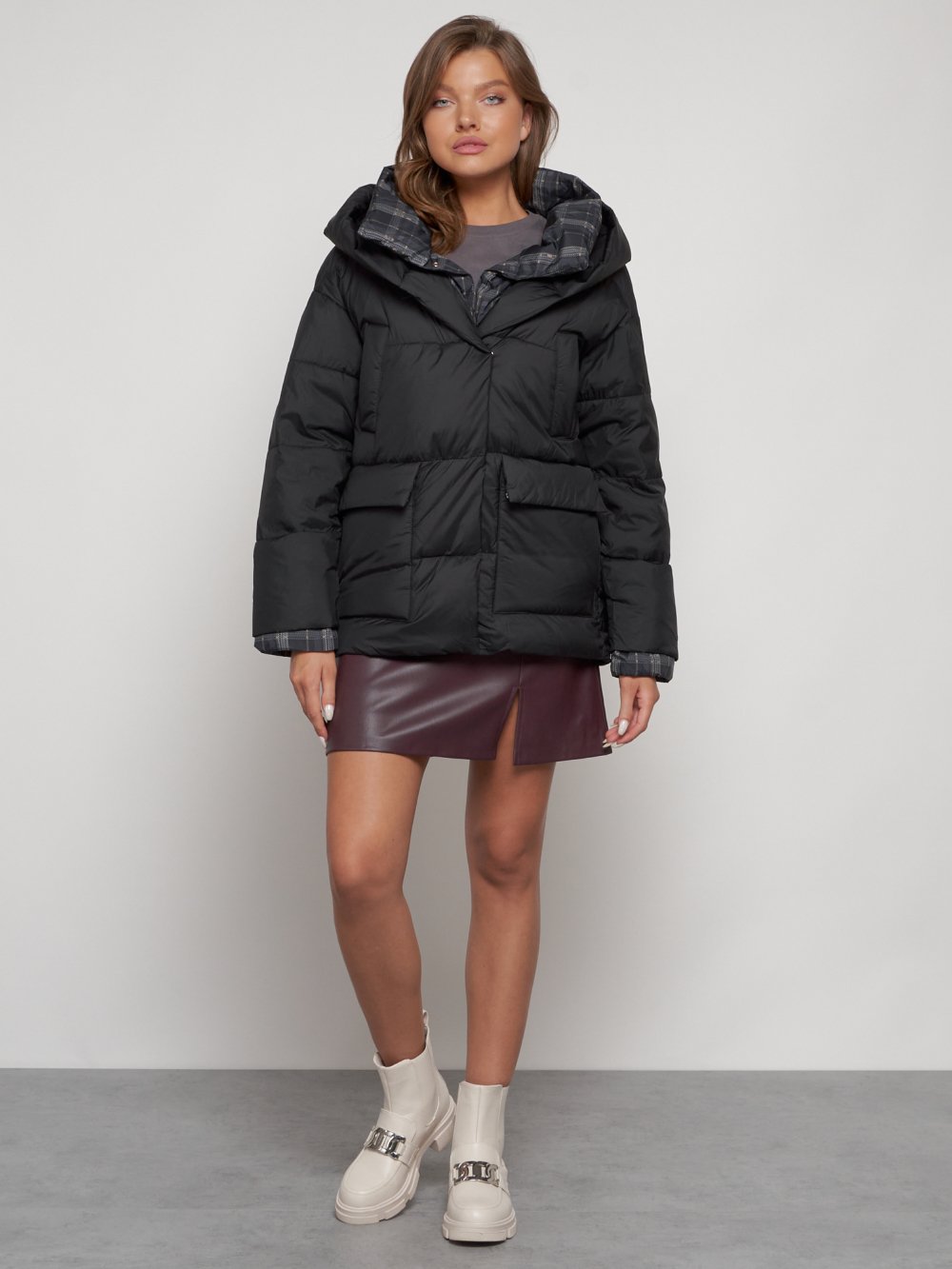 Купить оптом Зимняя женская куртка модная с капюшоном черного цвета 133105Ch в Казани