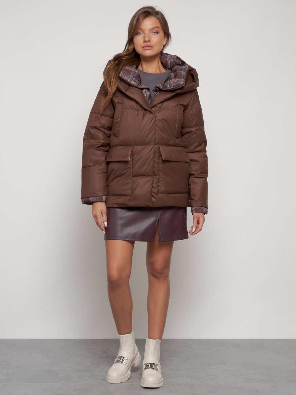 Купить оптом Зимняя женская куртка модная с капюшоном коричневого цвета 133105K в Екатеринбурге