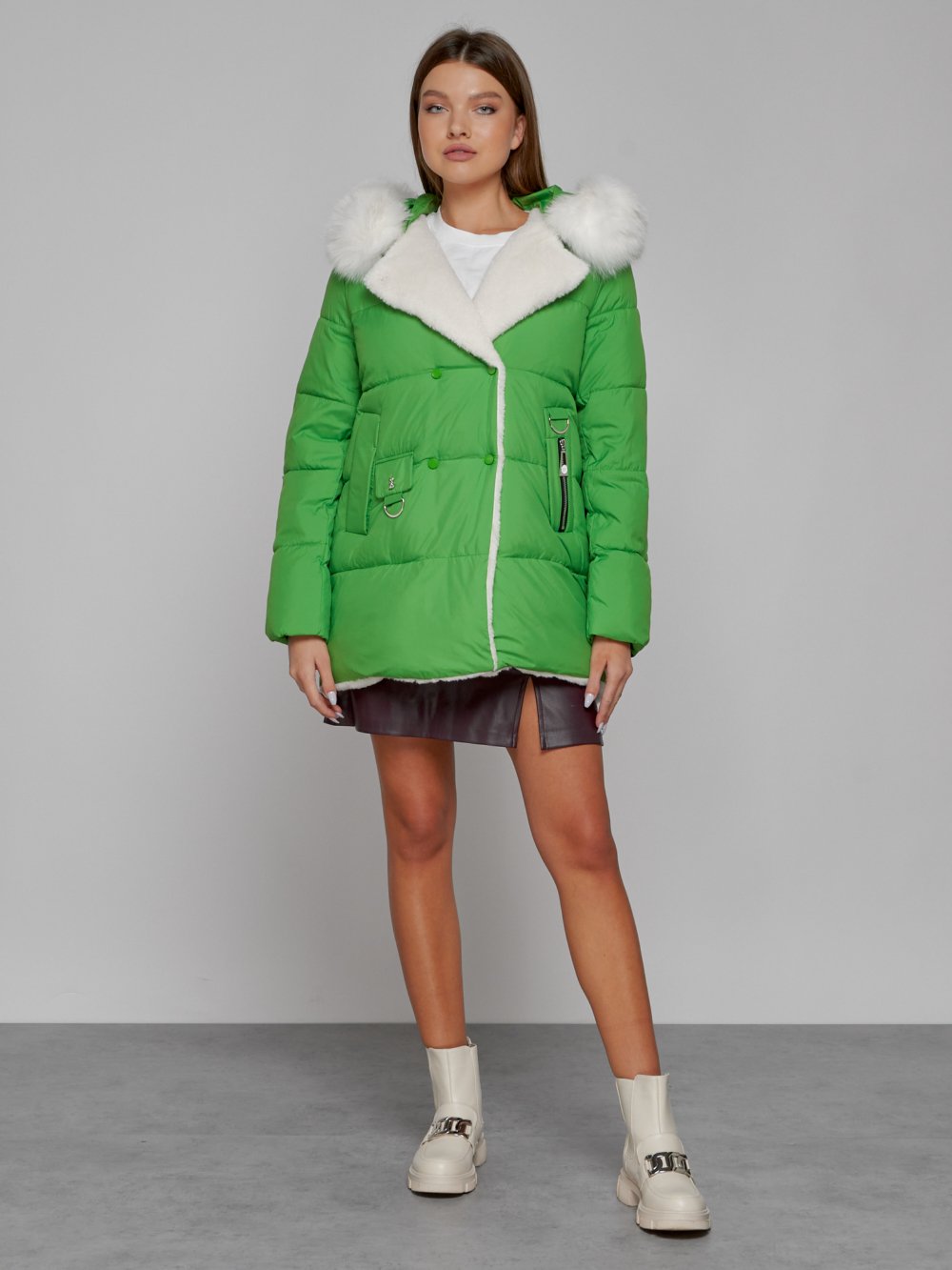 Купить оптом Куртка зимняя женская модная с мехом зеленого цвета 133120Z в Екатеринбурге