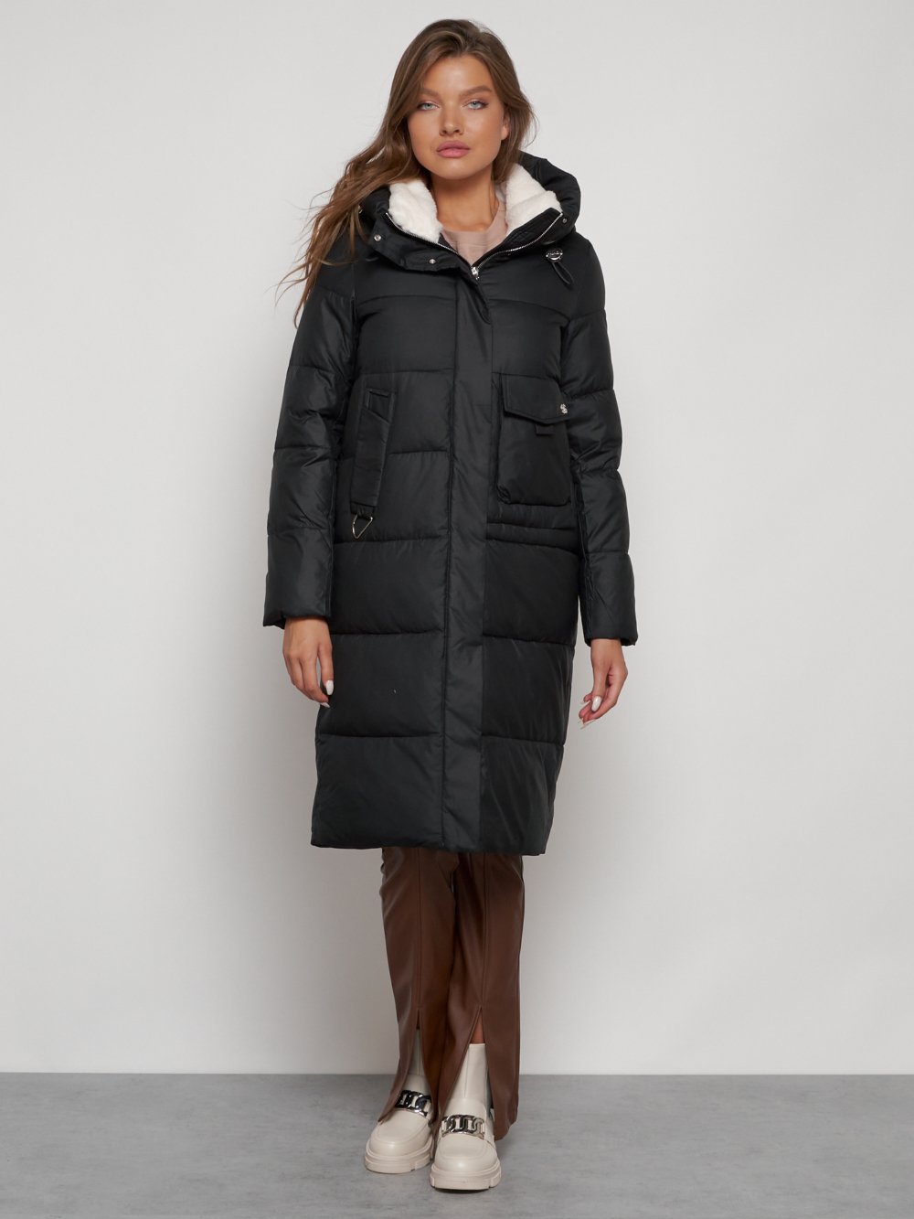 Купить оптом Пальто утепленное с капюшоном зимнее женское черного цвета 133127Ch в Екатеринбурге