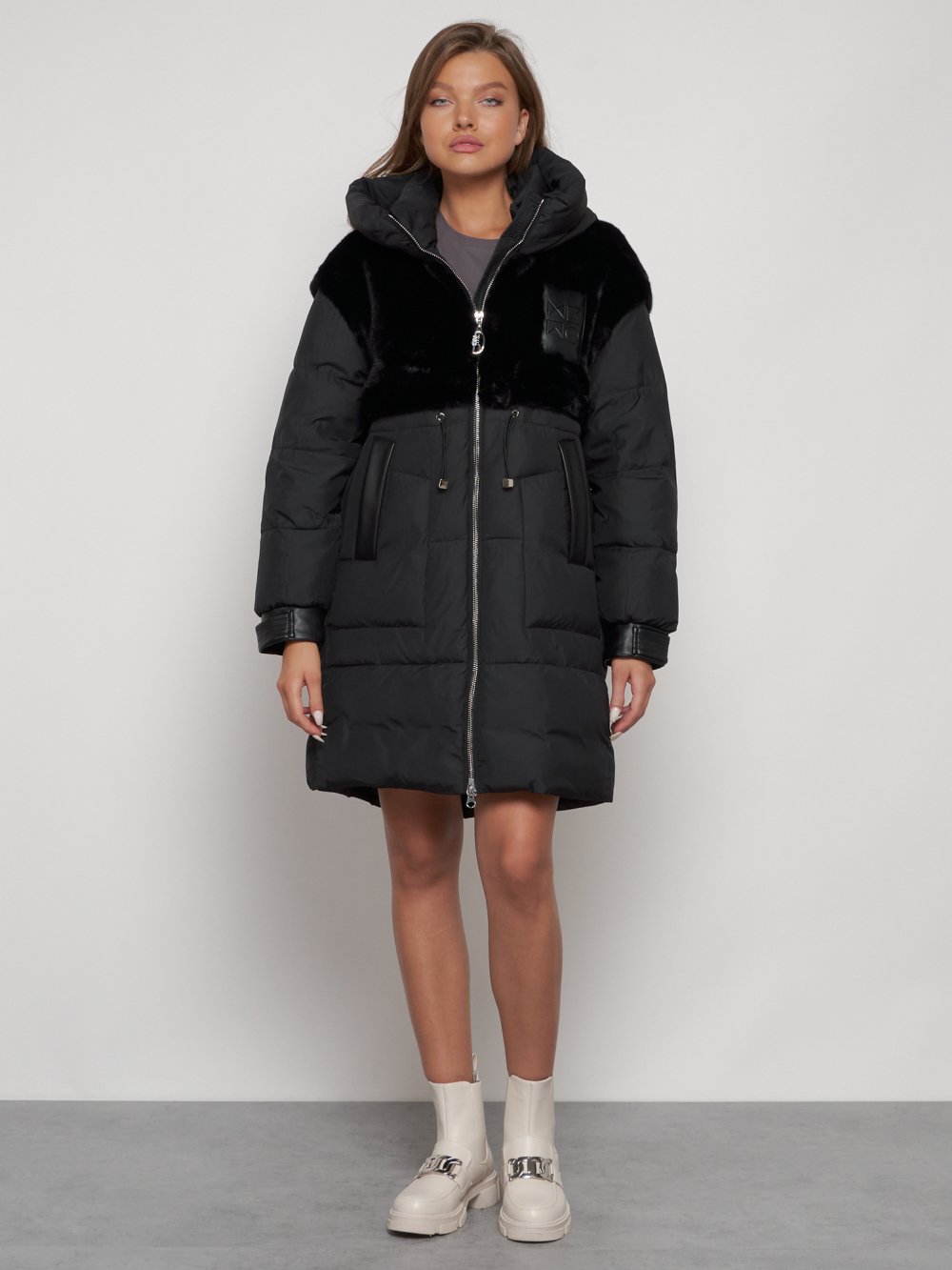 Купить оптом Куртка зимняя женская модная из кроличьего меха черного цвета 133131Ch в Екатеринбурге