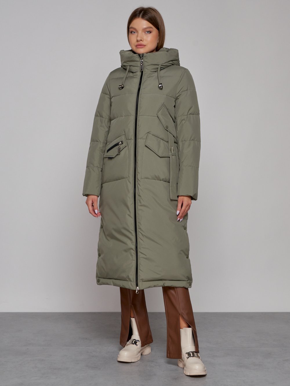 Пальто утепленное с капюшоном зимнее женское зеленого цвета 133159Z