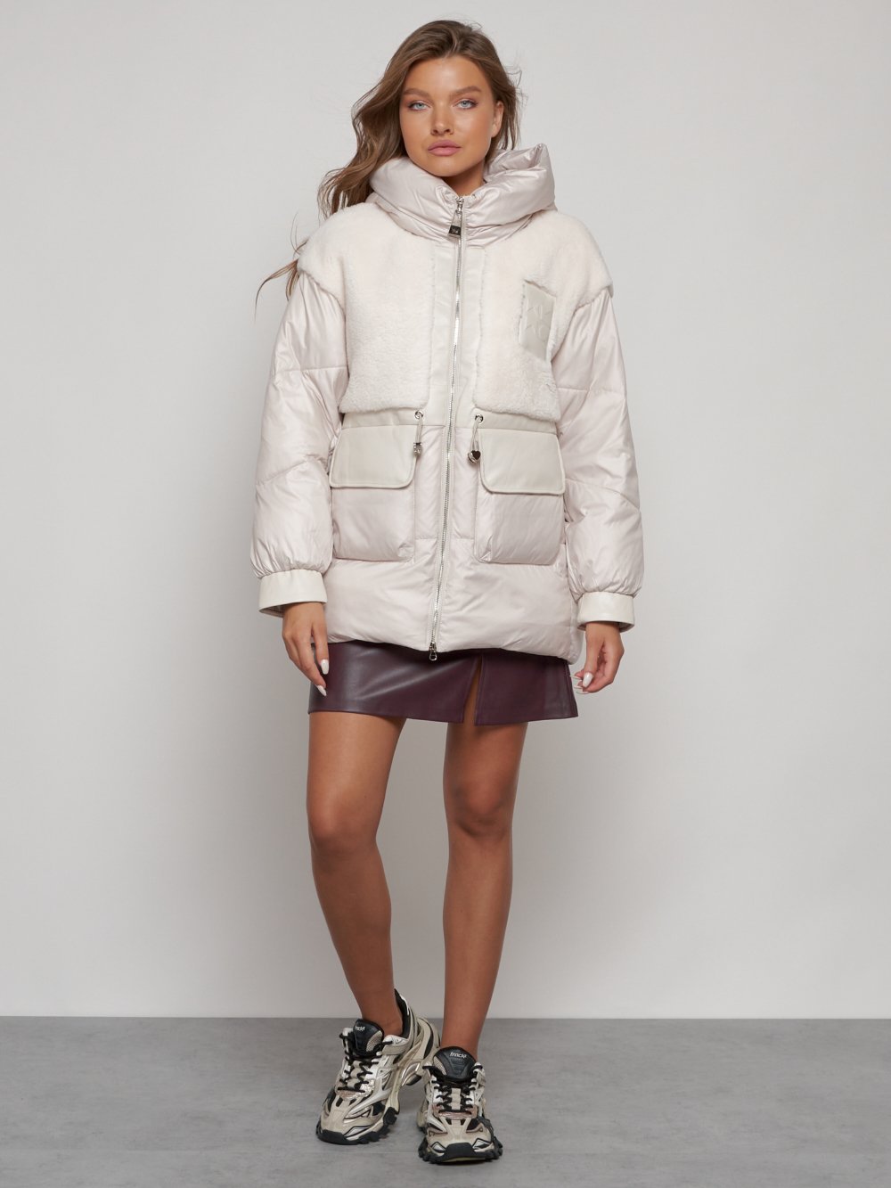 Купить оптом Куртка зимняя женская модная из овчины бежевого цвета 13335B в Екатеринбурге