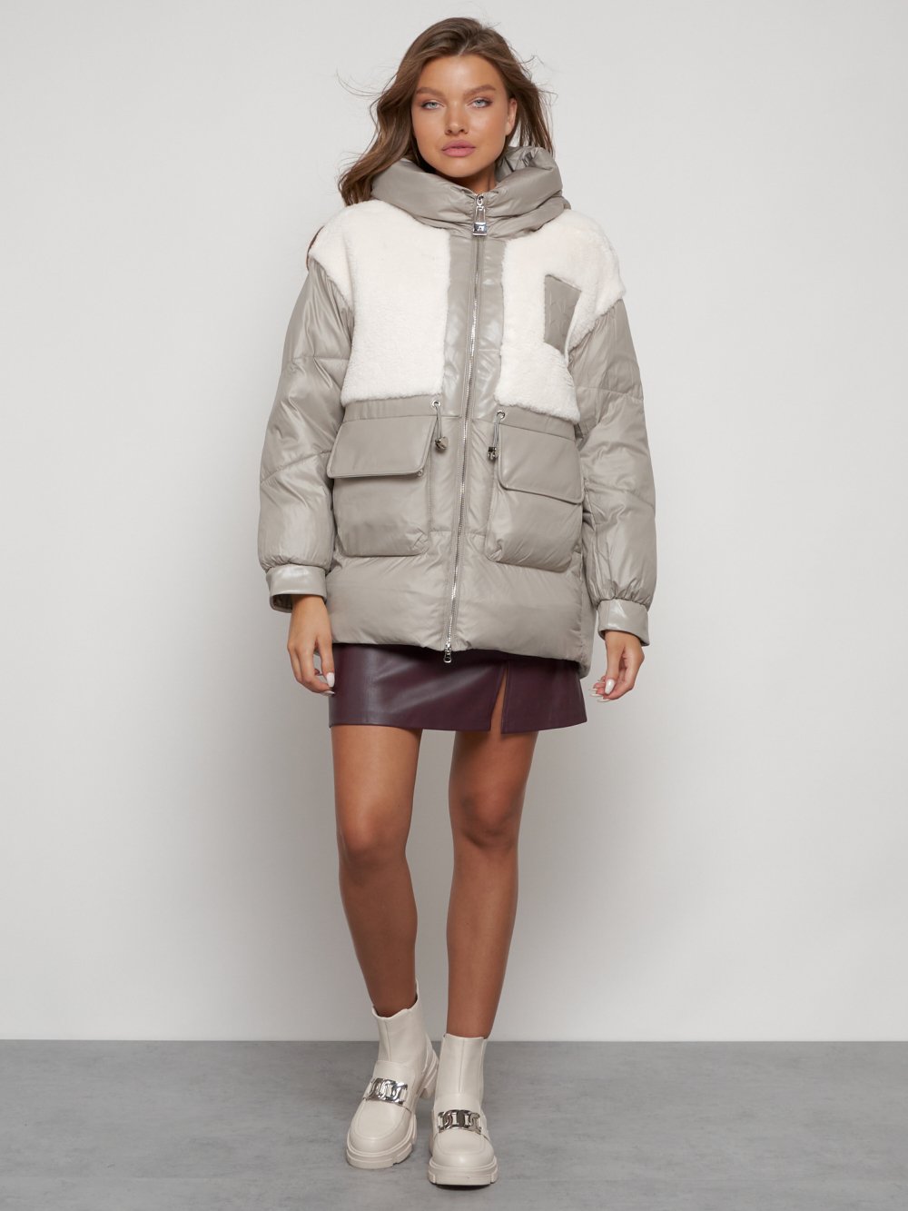Купить оптом Куртка зимняя женская модная из овчины светло-коричневого цвета 13335SK в Казани