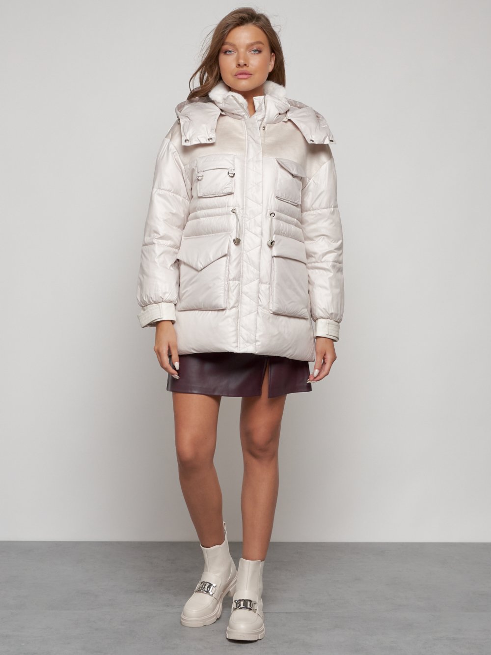 Купить оптом Куртка зимняя женская модная с капюшоном бежевого цвета 13338B в Казани