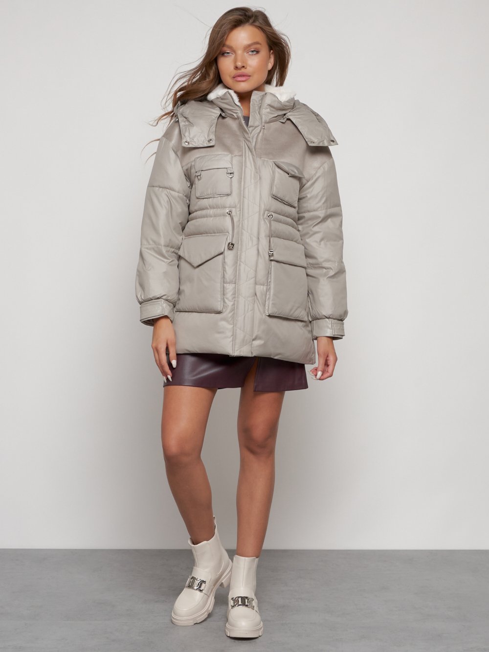 Купить оптом Куртка зимняя женская модная с капюшоном светло-коричневого цвета 13338SK в Казани
