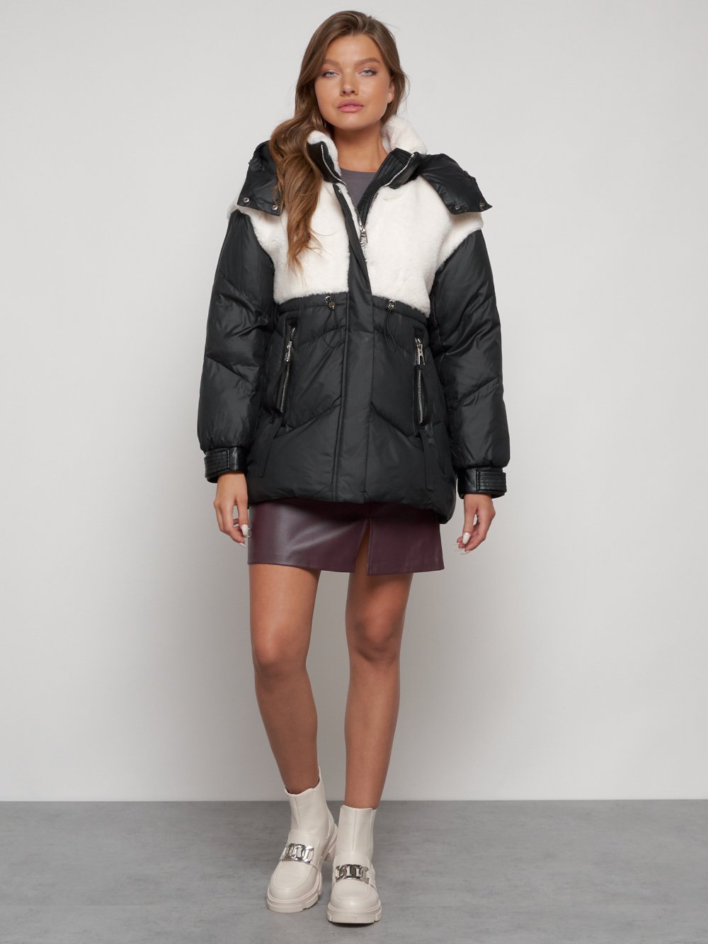 Купить оптом Куртка зимняя женская модная из овчины черного цвета 13350Ch в Екатеринбурге