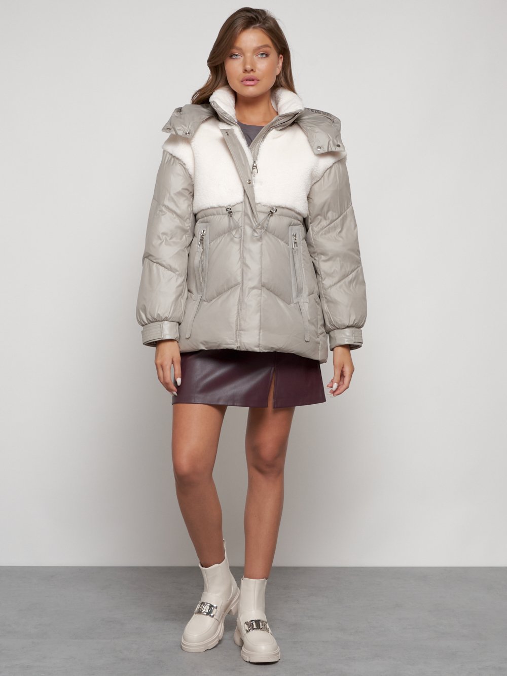 Купить оптом Куртка зимняя женская модная из овчины светло-коричневого цвета 13350SK в Екатеринбурге