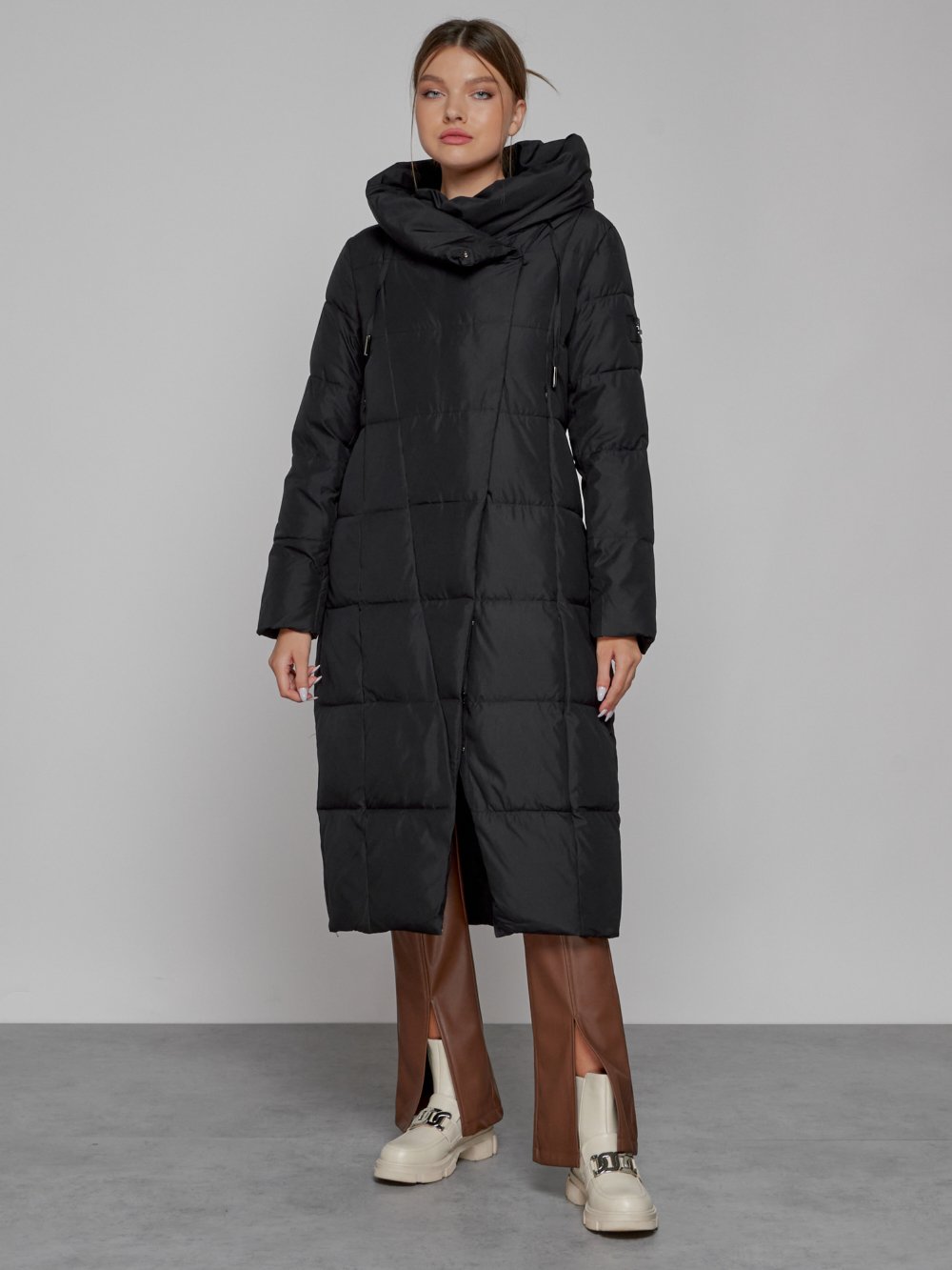 Купить оптом Пальто утепленное с капюшоном зимнее женское черного цвета 13363Ch в Екатеринбурге