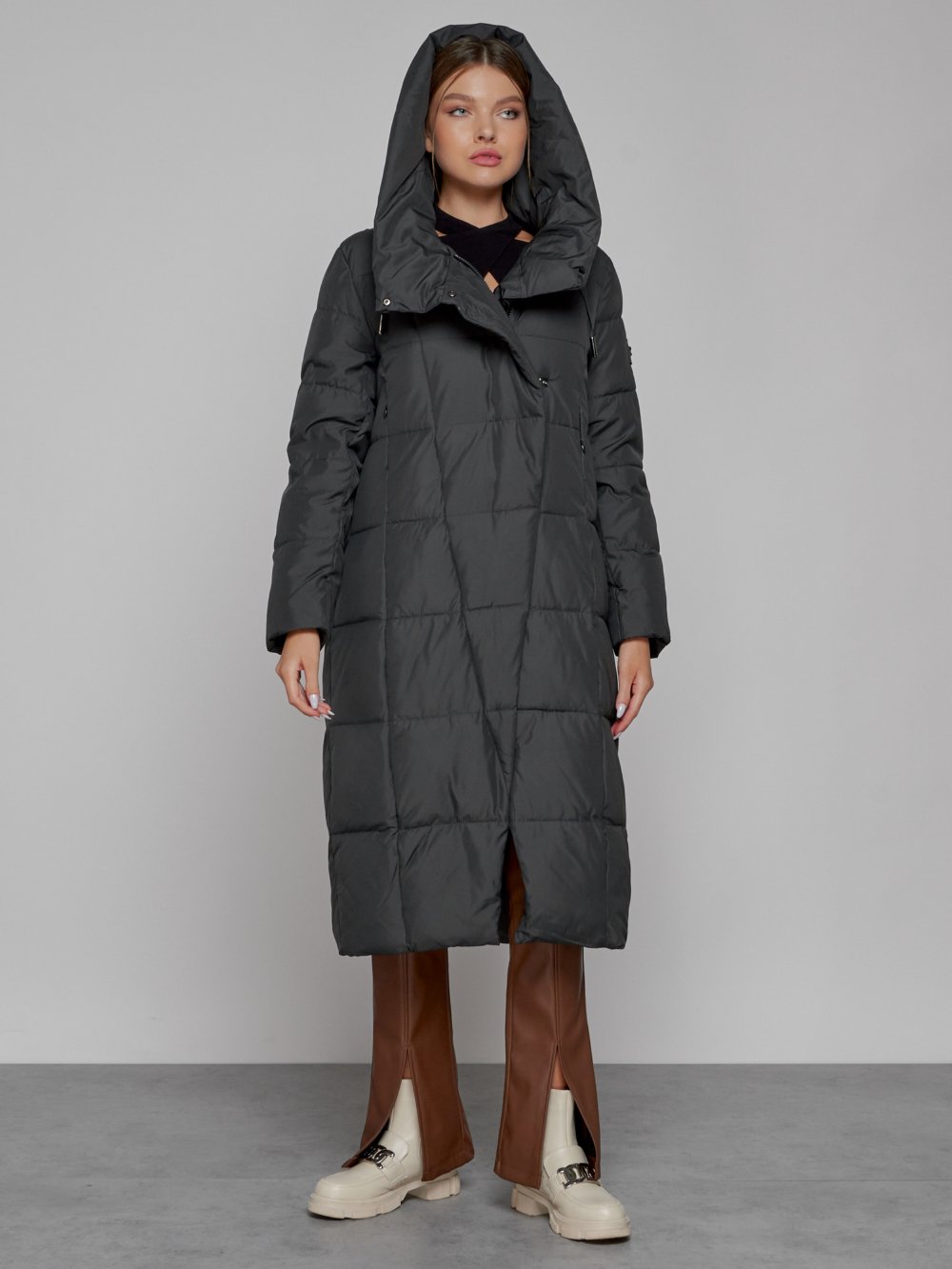 Купить оптом Пальто утепленное с капюшоном зимнее женское темно-серого цвета 13363TC