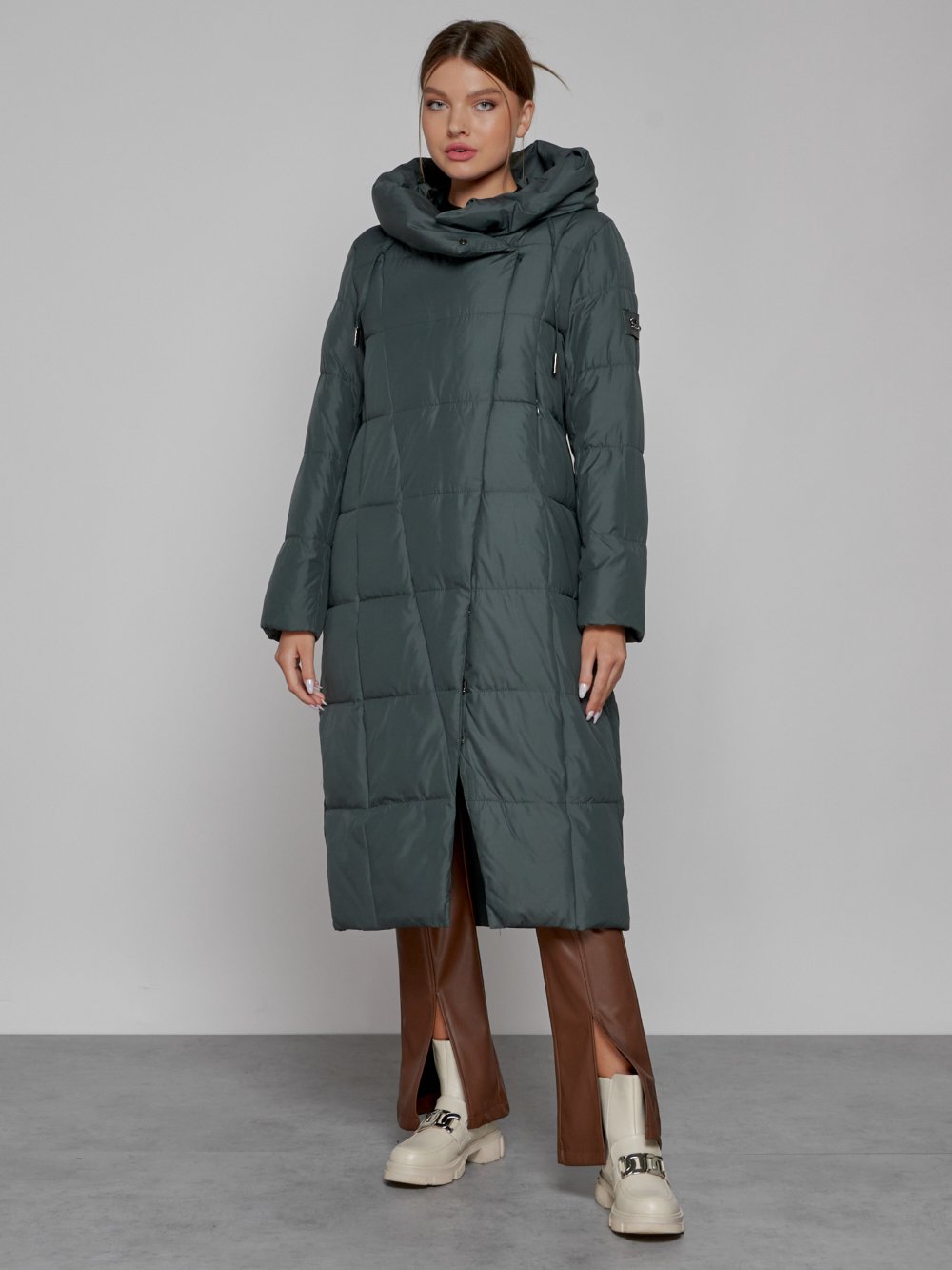 Купить оптом Пальто утепленное с капюшоном зимнее женское темно-зеленого цвета 13363TZ