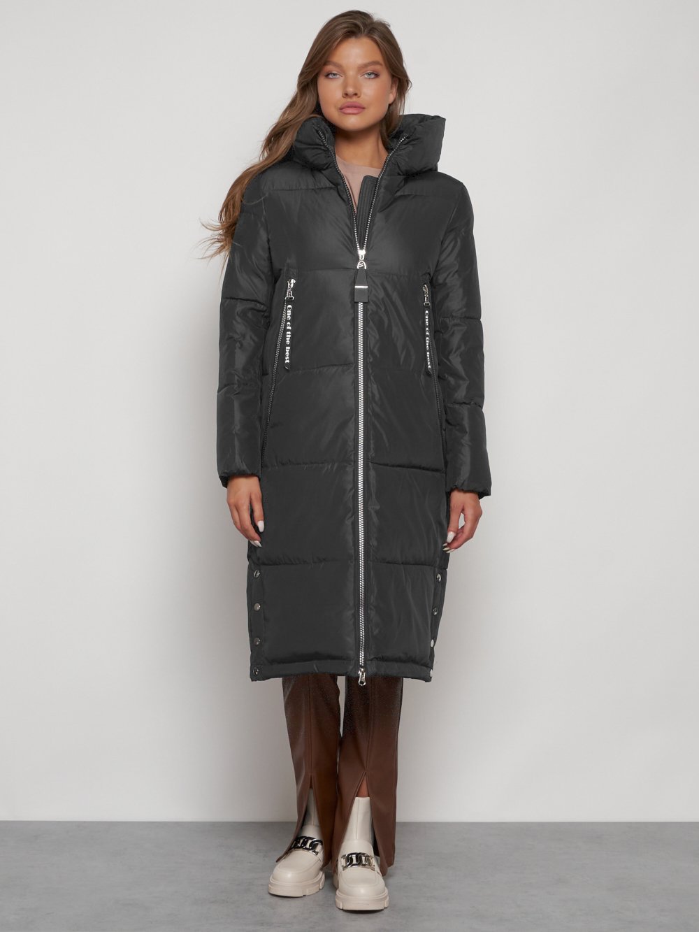 Купить оптом Пальто утепленное с капюшоном зимнее женское темно-серого цвета 13816TC