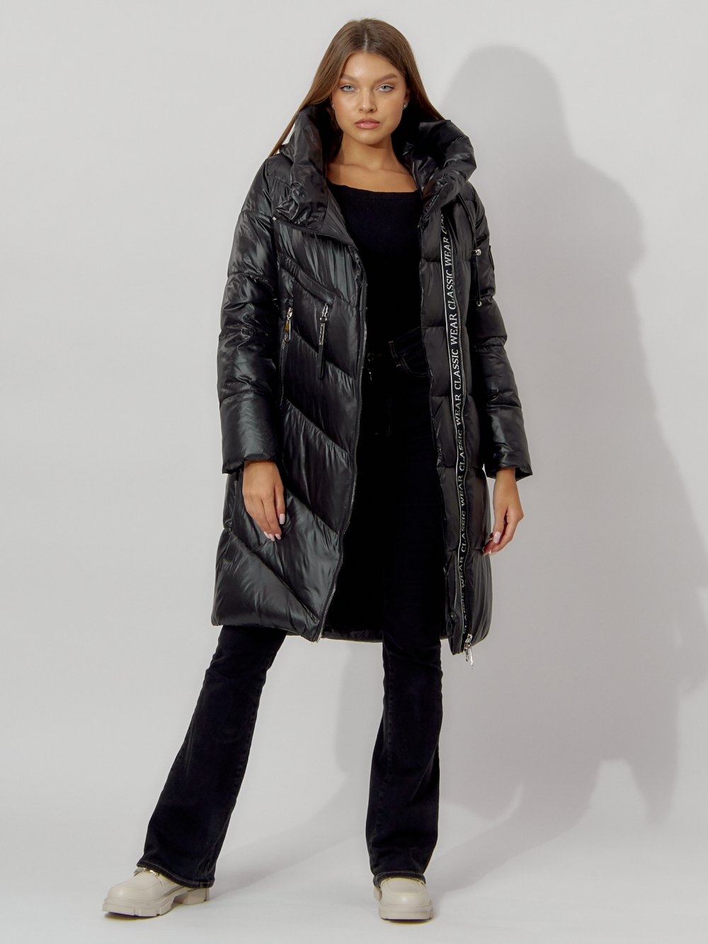 Купить оптом Пальто утепленное с капюшоном зимнее женское  черного цвета 442185Ch в Екатеринбурге