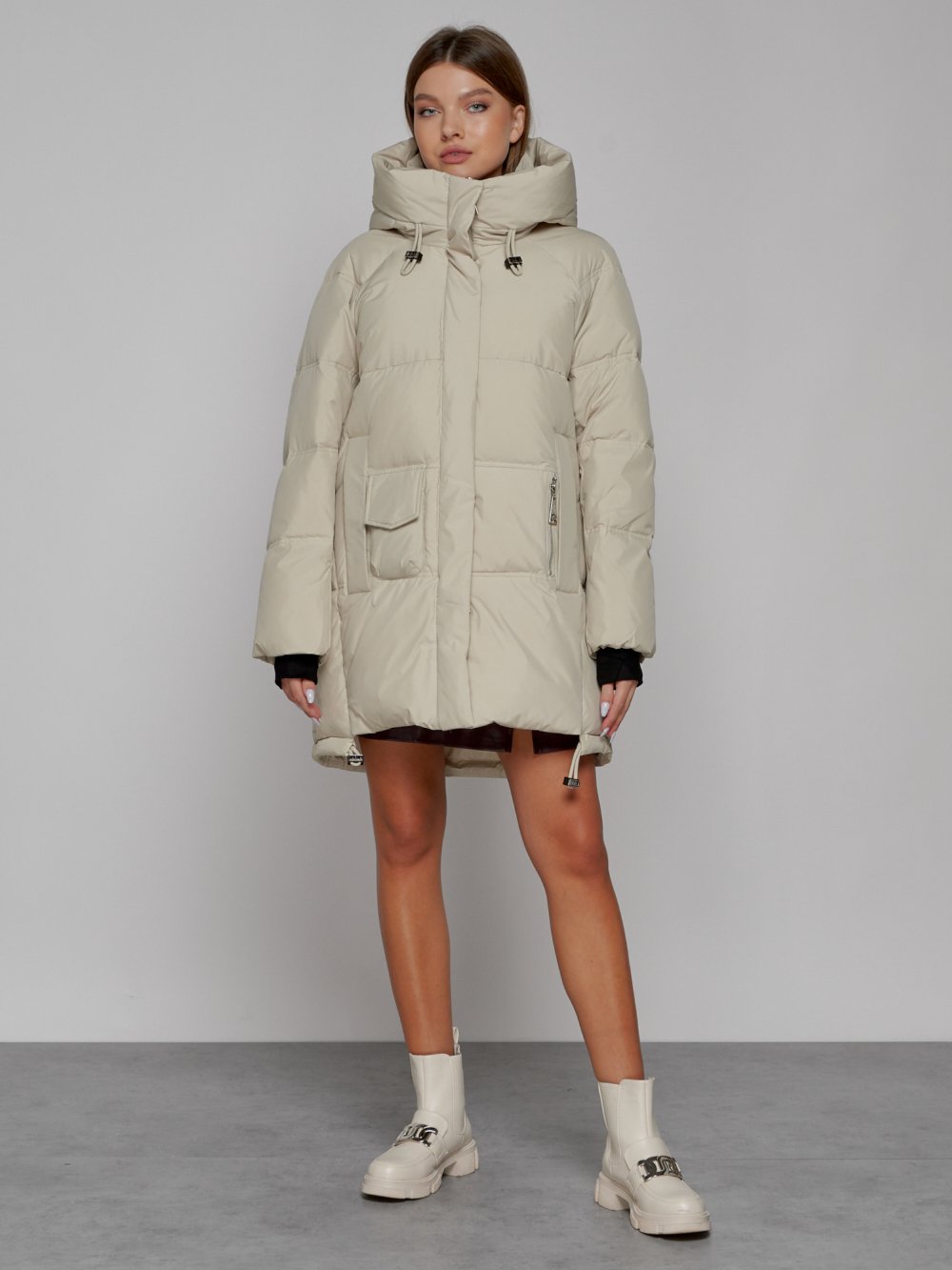 Купить оптом Зимняя женская куртка модная с капюшоном бежевого цвета 51122B в Екатеринбурге
