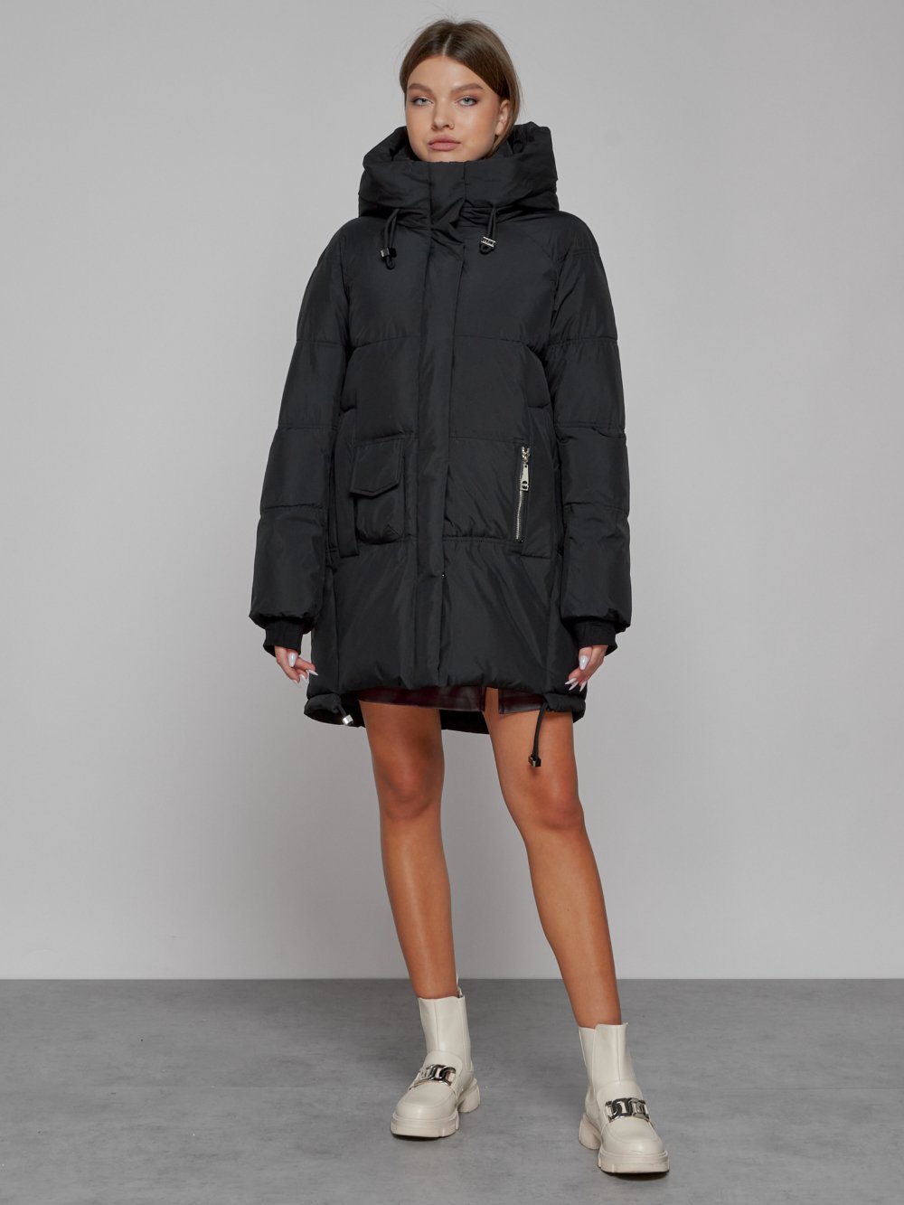 Купить оптом Зимняя женская куртка модная с капюшоном черного цвета 51122Ch в Екатеринбурге
