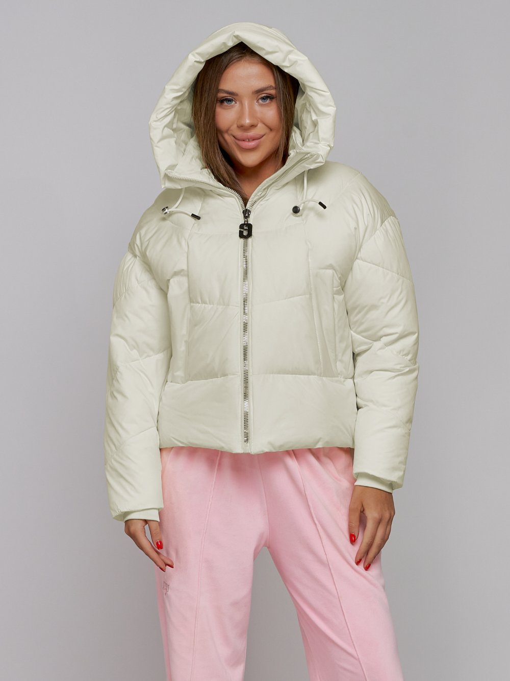 Купить оптом Зимняя женская куртка модная с капюшоном бежевого цвета 512305B в Екатеринбурге
