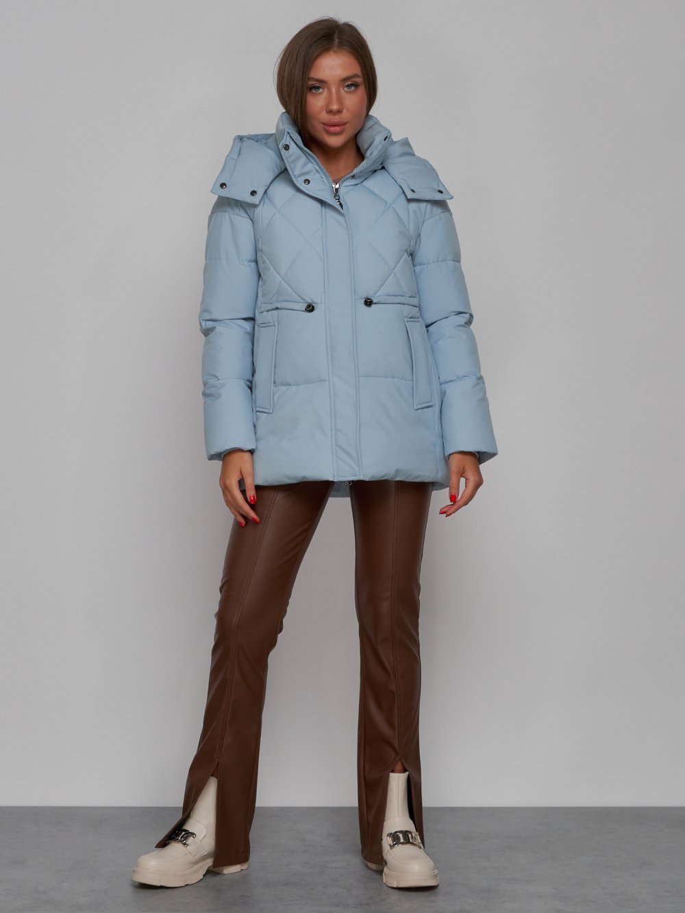 Купить оптом Зимняя женская куртка модная с капюшоном голубого цвета 52302Gl в Казани
