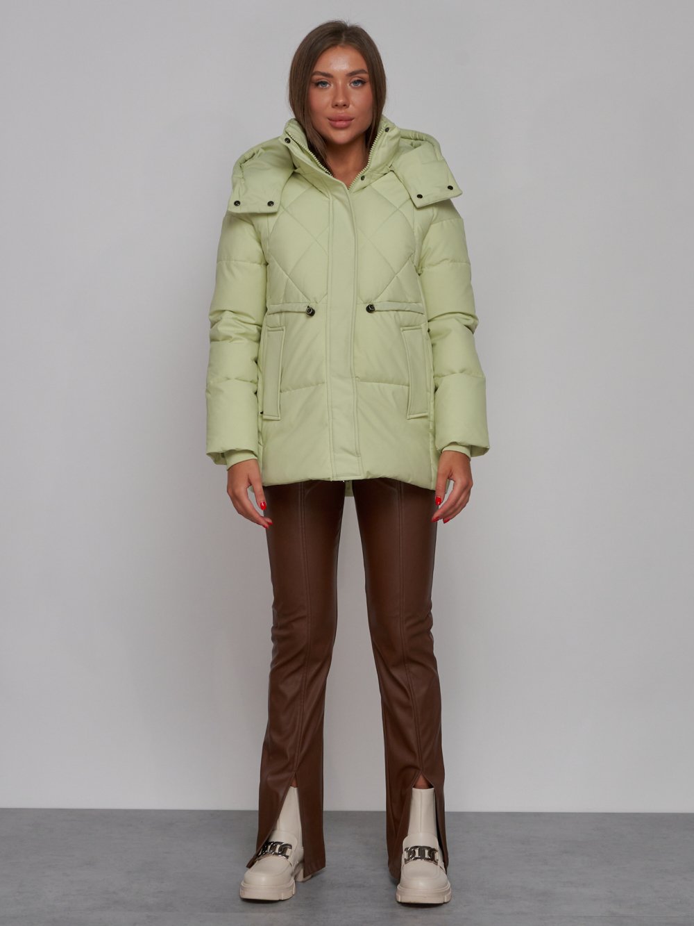 Купить оптом Зимняя женская куртка модная с капюшоном салатового цвета 52302Sl в Екатеринбурге