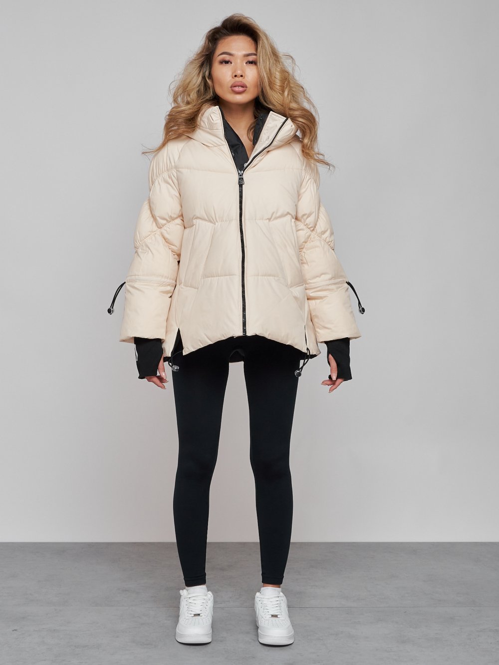 Купить оптом Зимняя женская куртка модная с капюшоном бежевого цвета 52306B в Казани