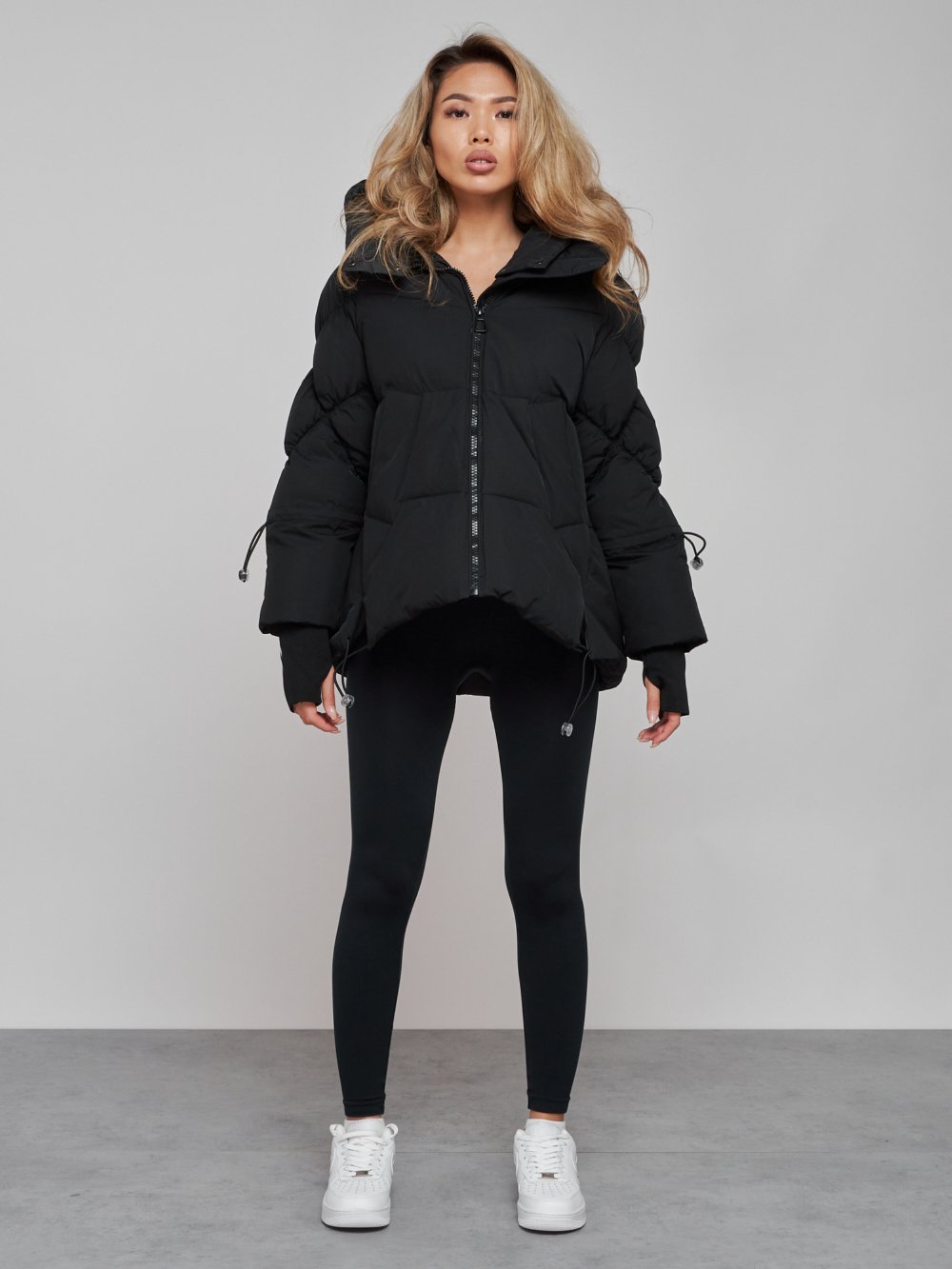 Купить оптом Зимняя женская куртка модная с капюшоном черного цвета 52306Ch в Казани