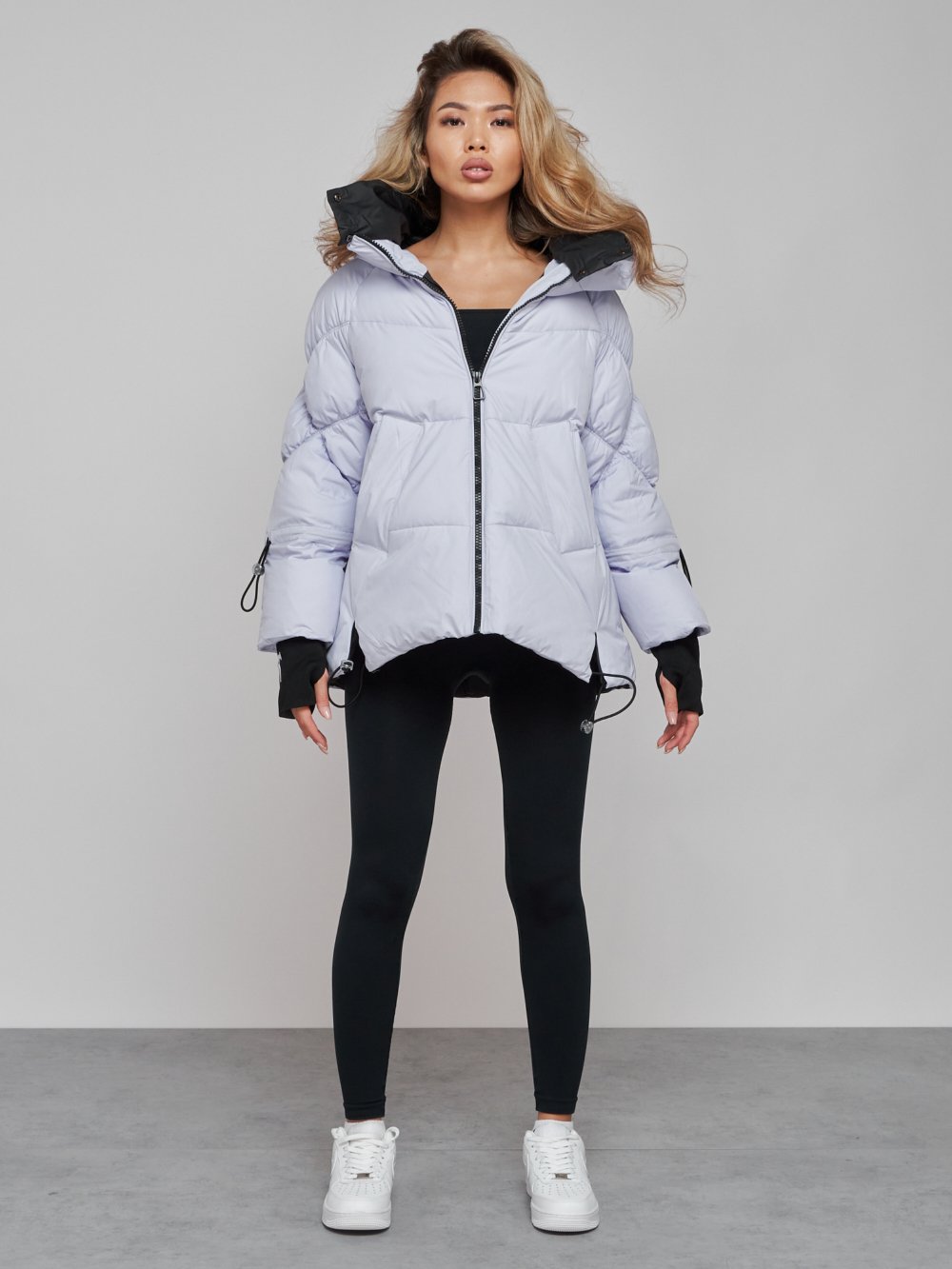 Купить оптом Зимняя женская куртка модная с капюшоном фиолетового цвета 52306F в Казани