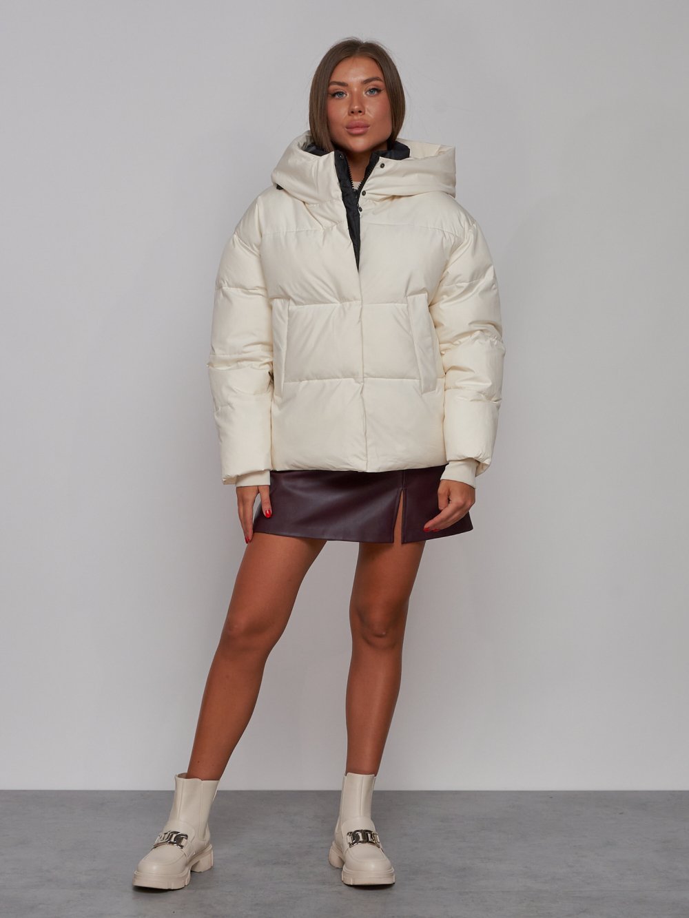 Купить оптом Зимняя женская куртка модная с капюшоном бежевого цвета 52309B в Екатеринбурге